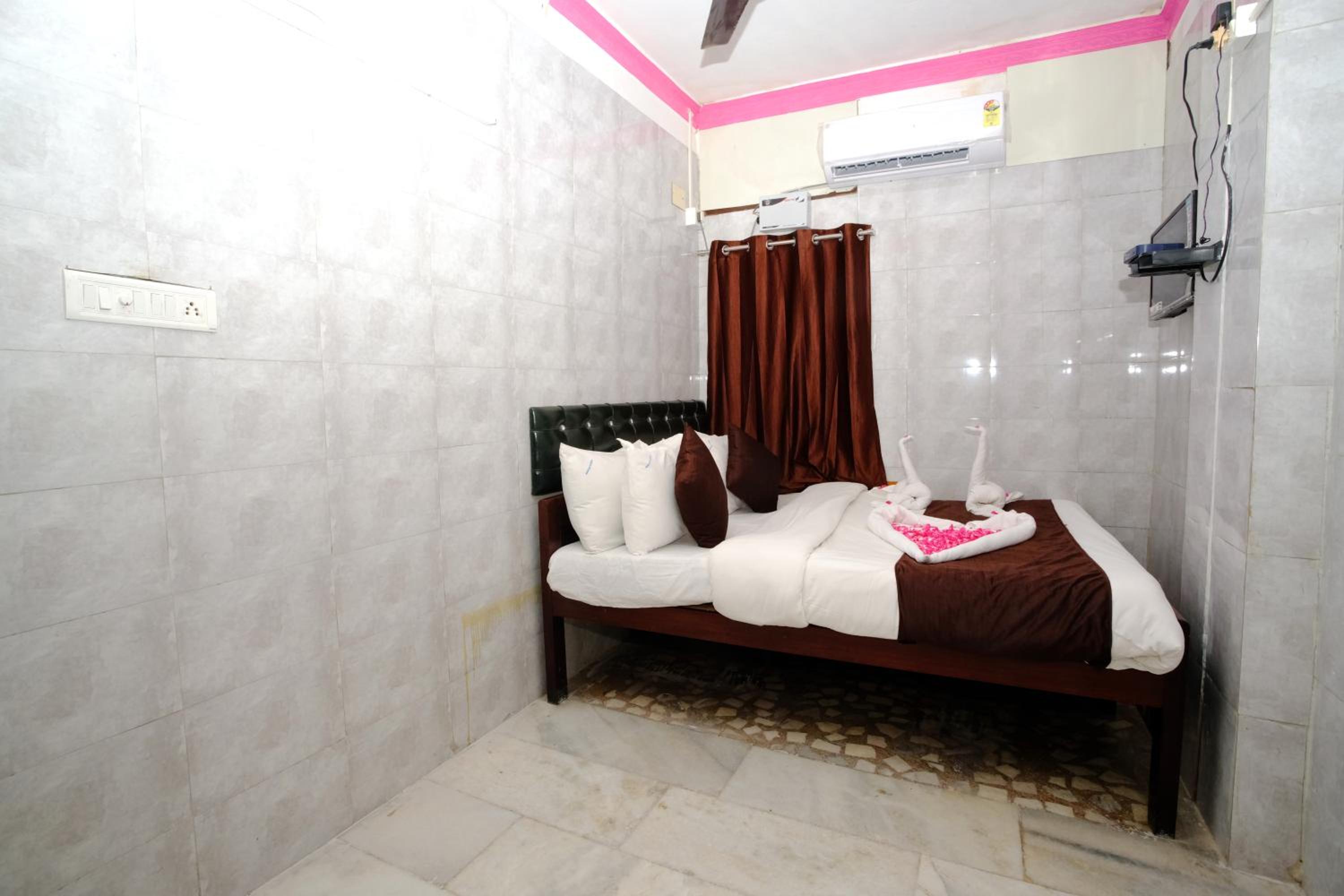 Standard Double Room with Fan - Photo 13