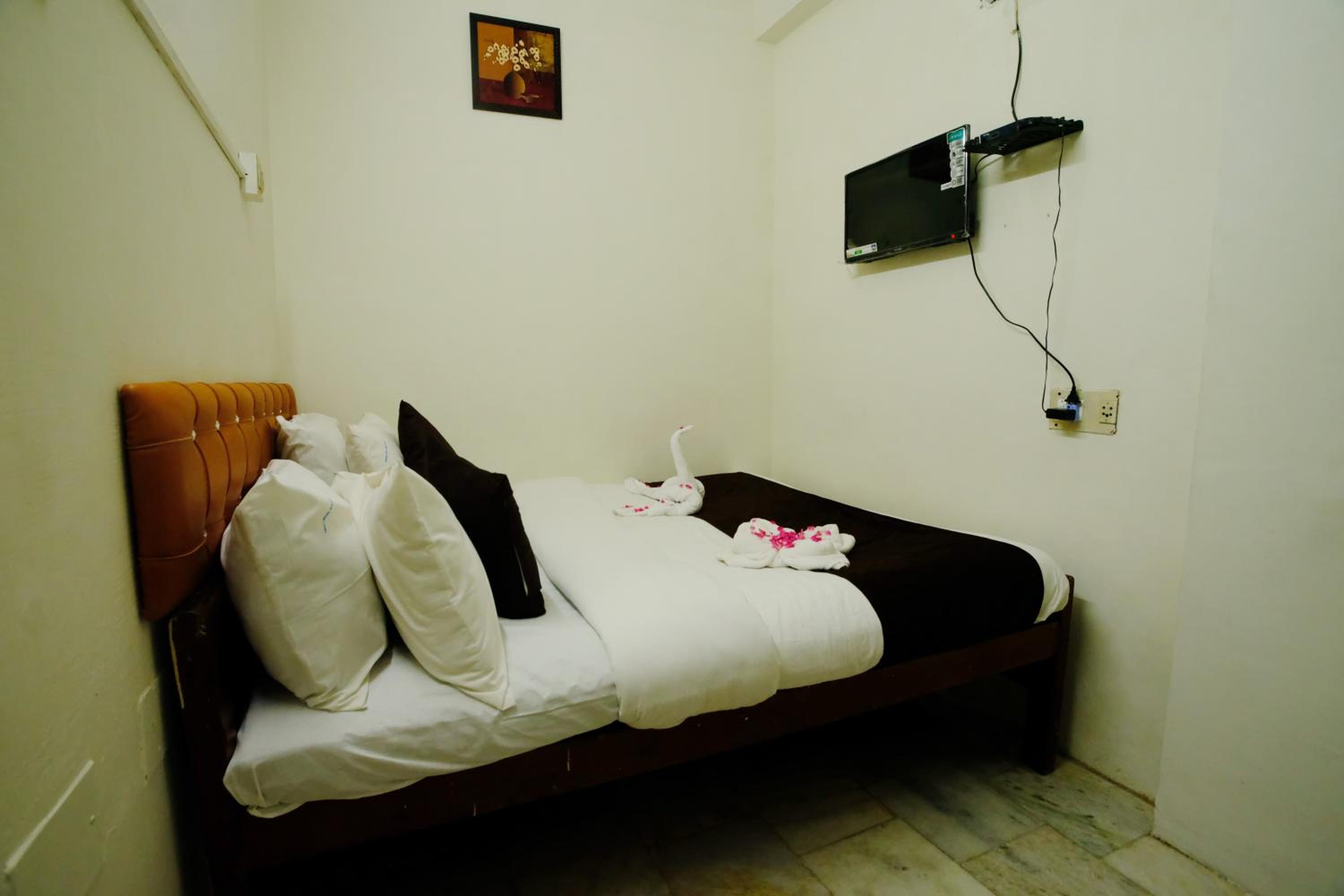 Standard Double Room with Fan - Photo 12