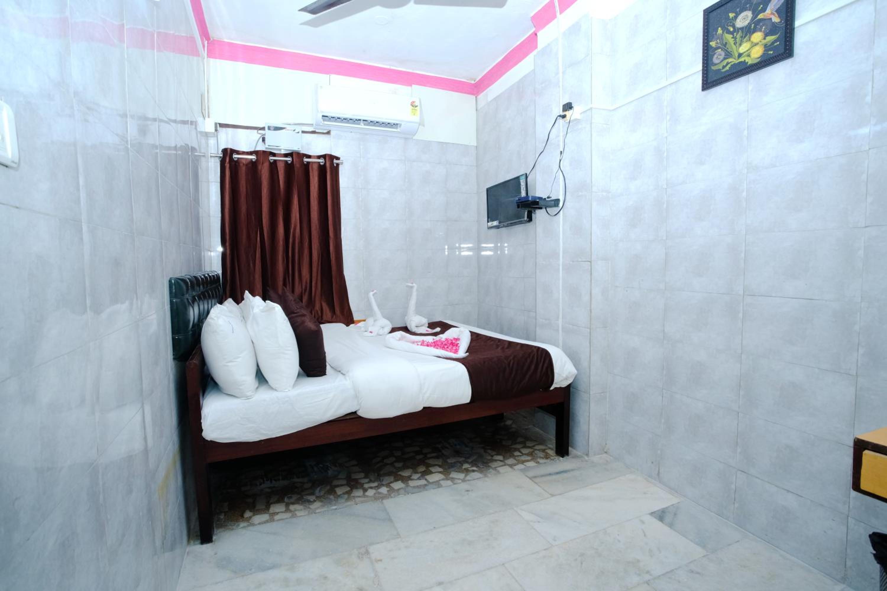 Standard Double Room with Fan - Photo 11