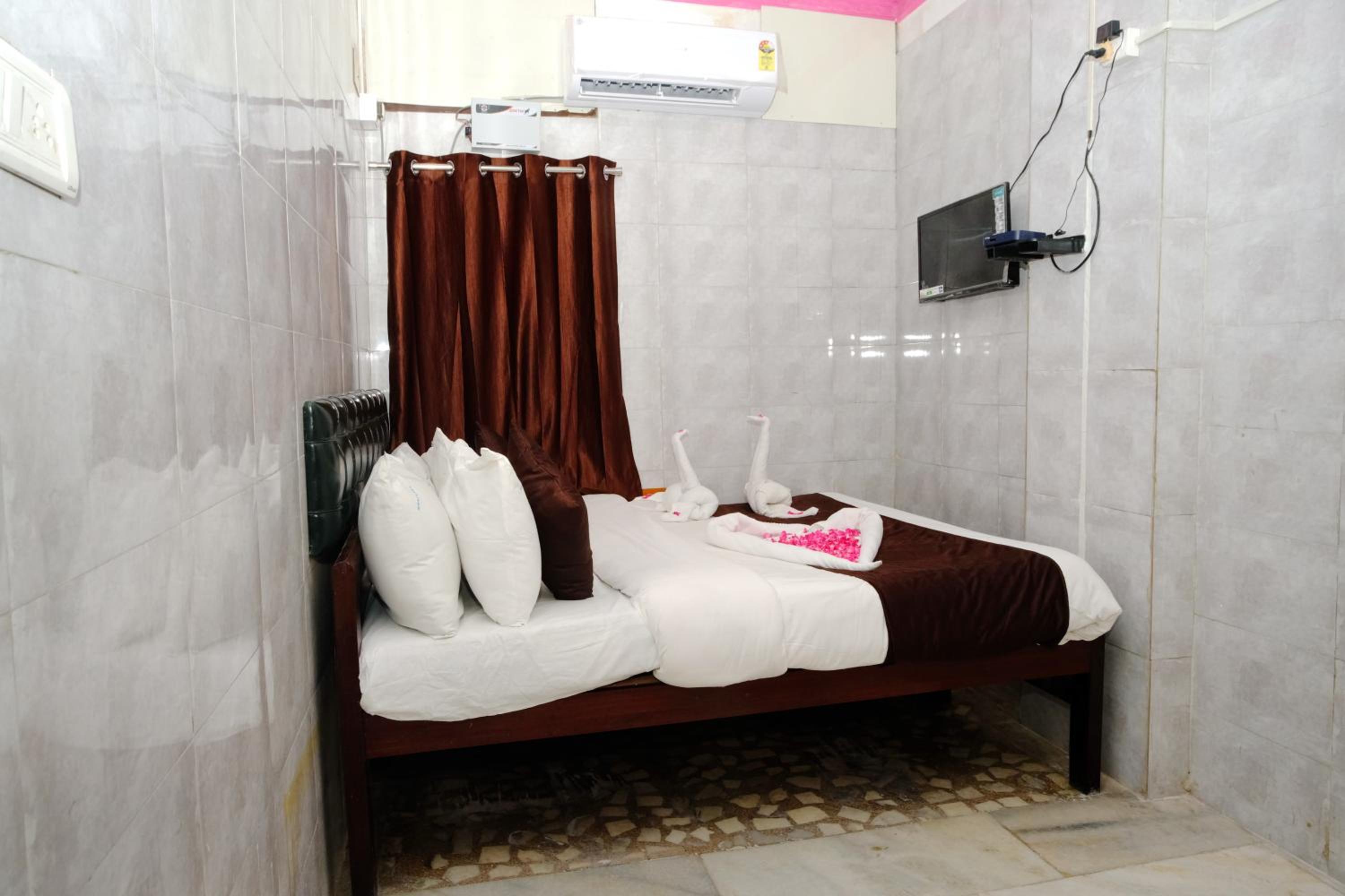 Standard Double Room with Fan - Photo 10