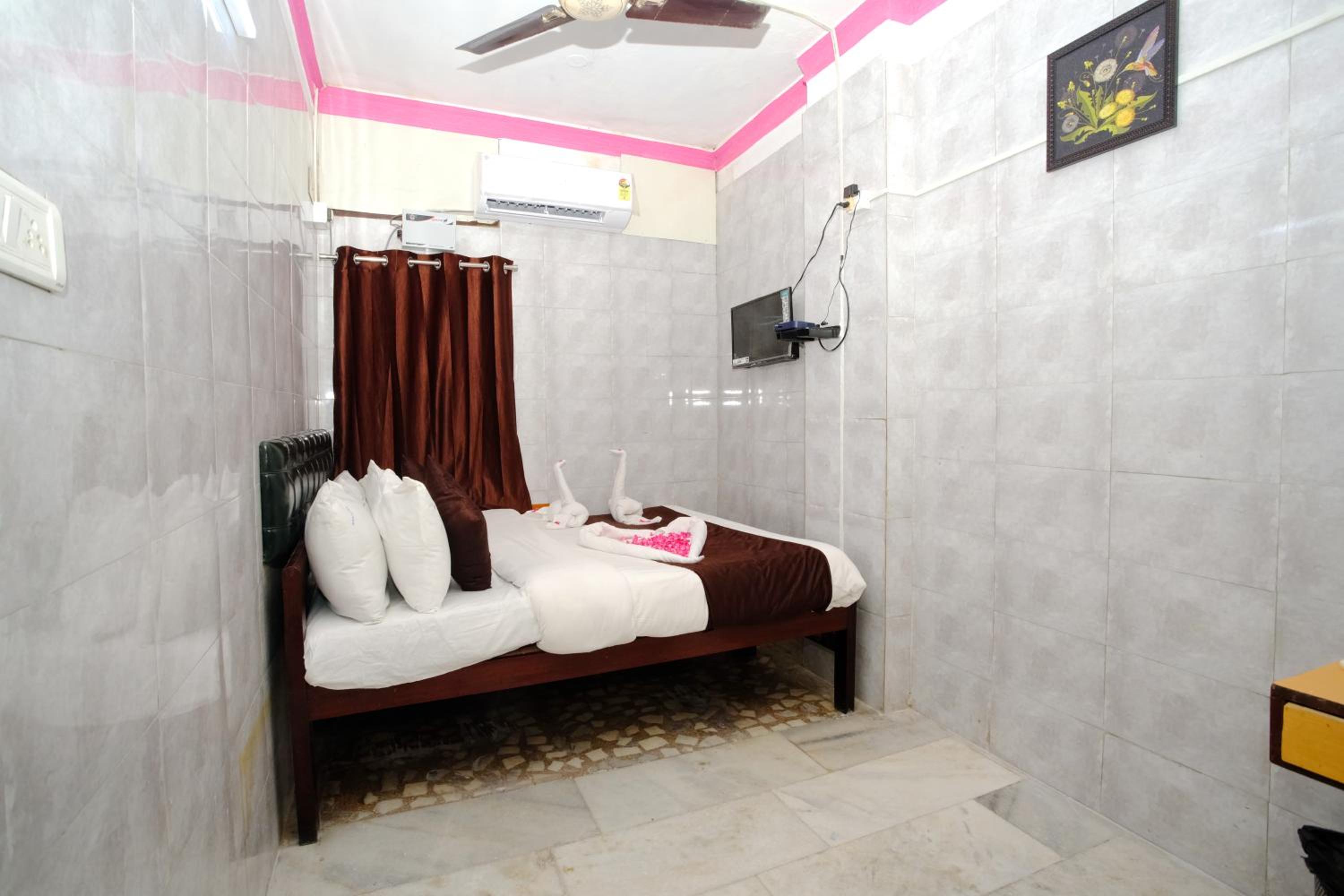 Standard Double Room with Fan - Photo 8