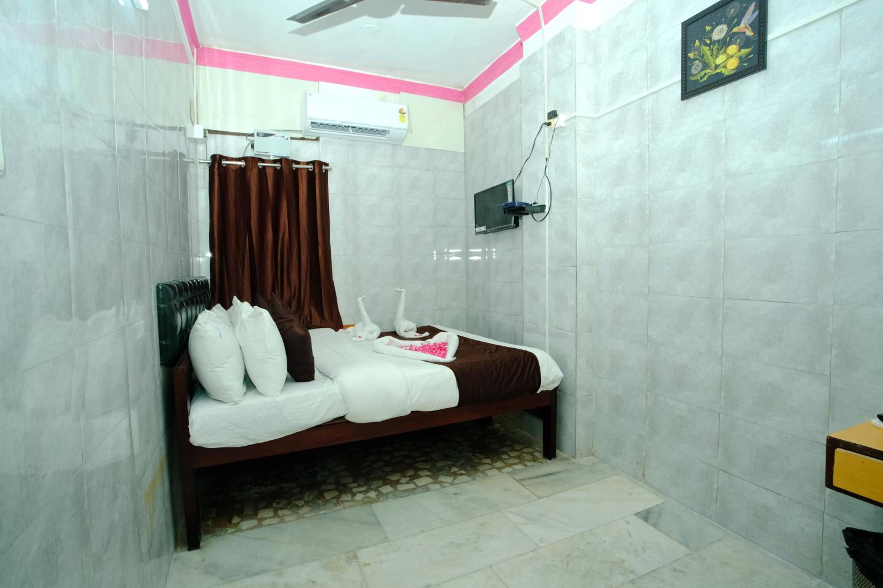 Standard Double Room with Fan - Photo 7