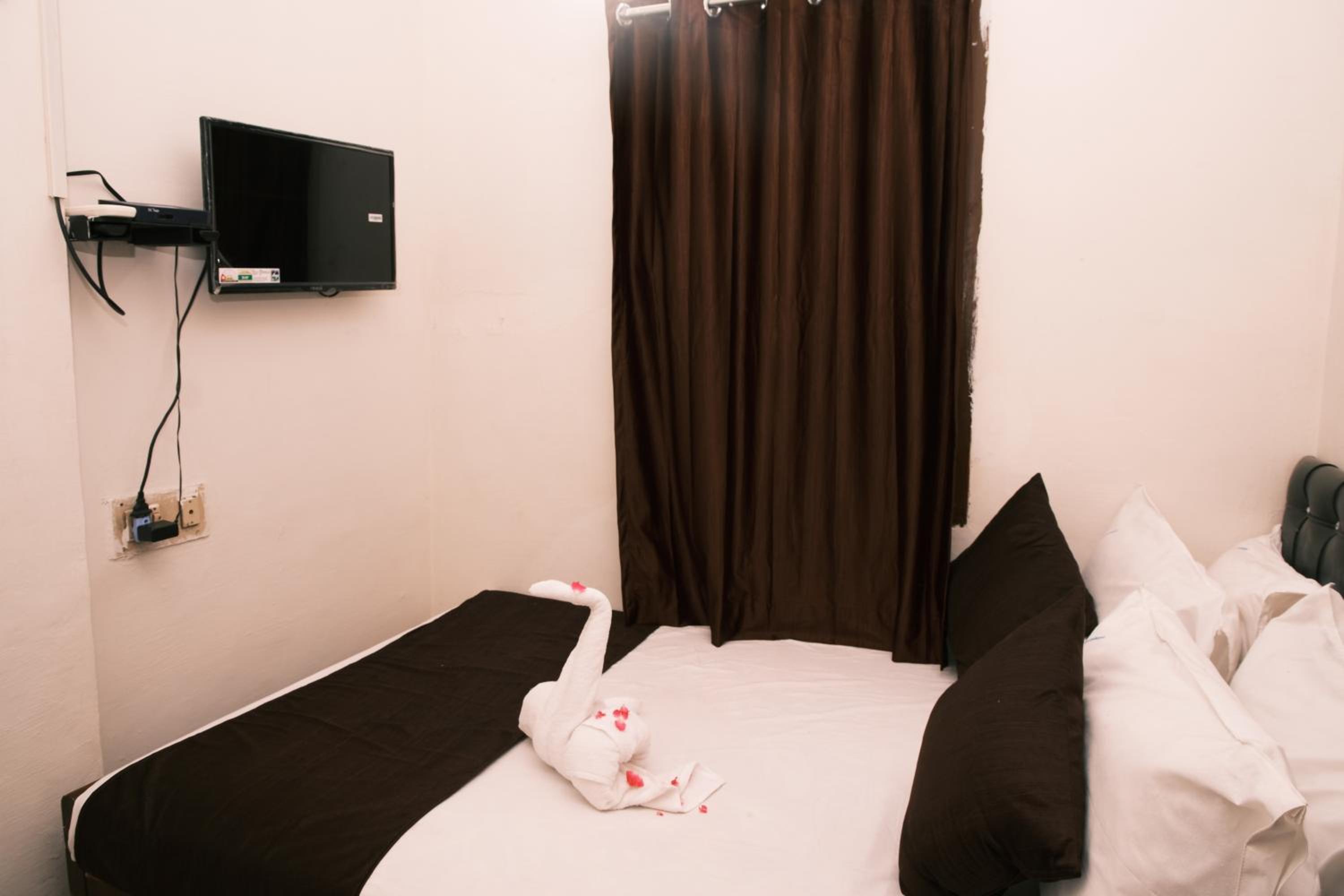Standard Double Room with Fan - Photo 19