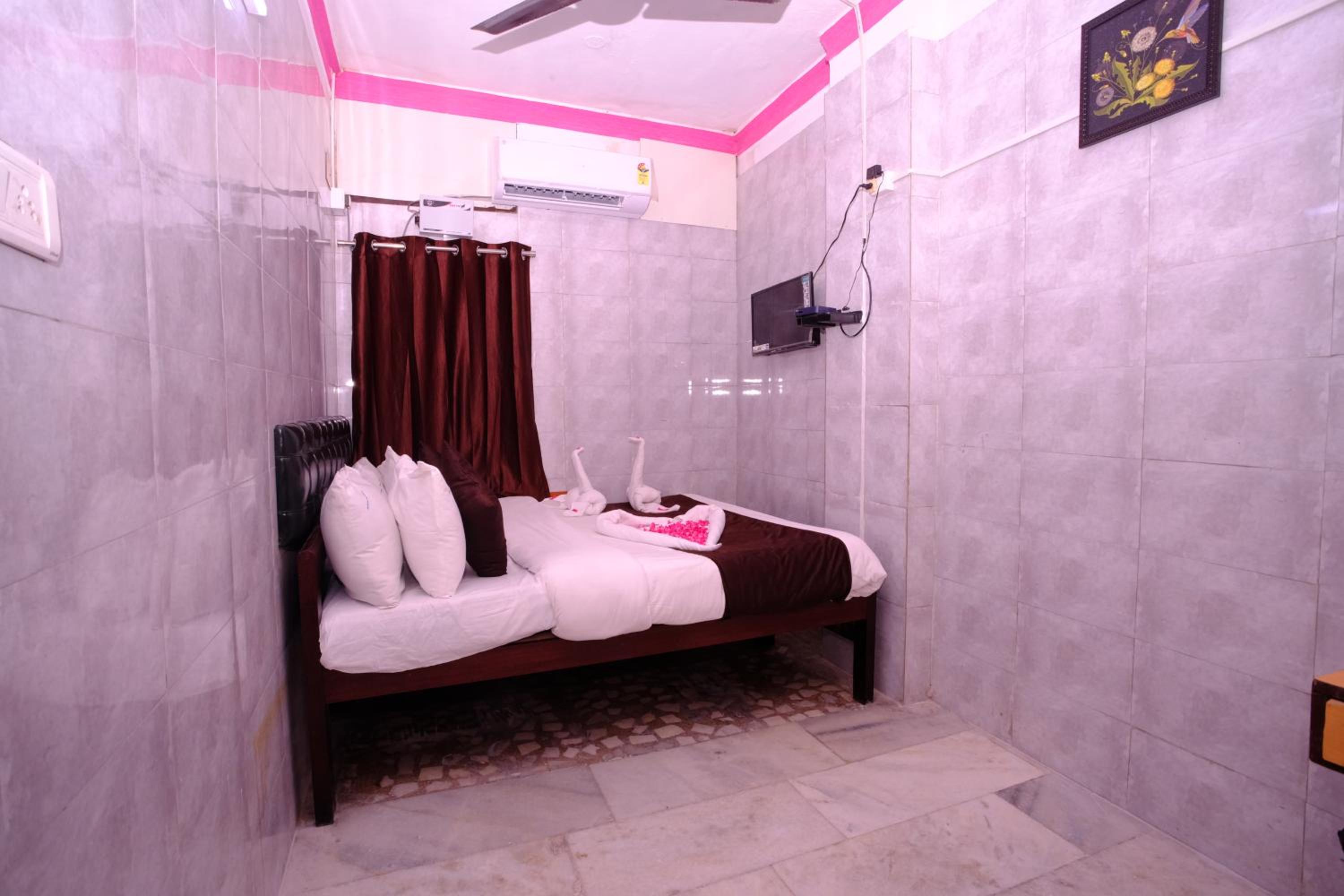 Standard Double Room with Fan - Photo 6