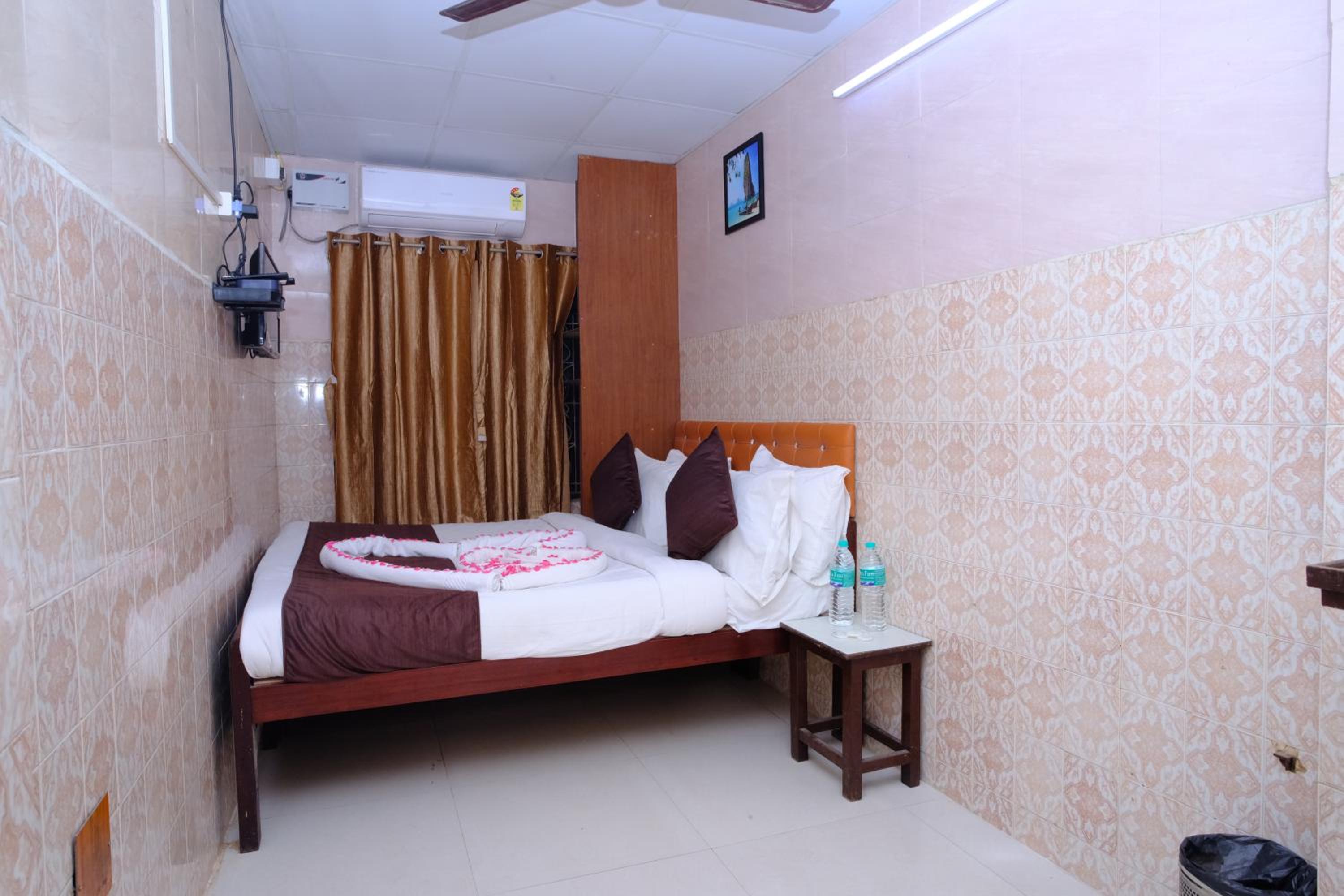 Standard Double Room with Fan - Photo 5