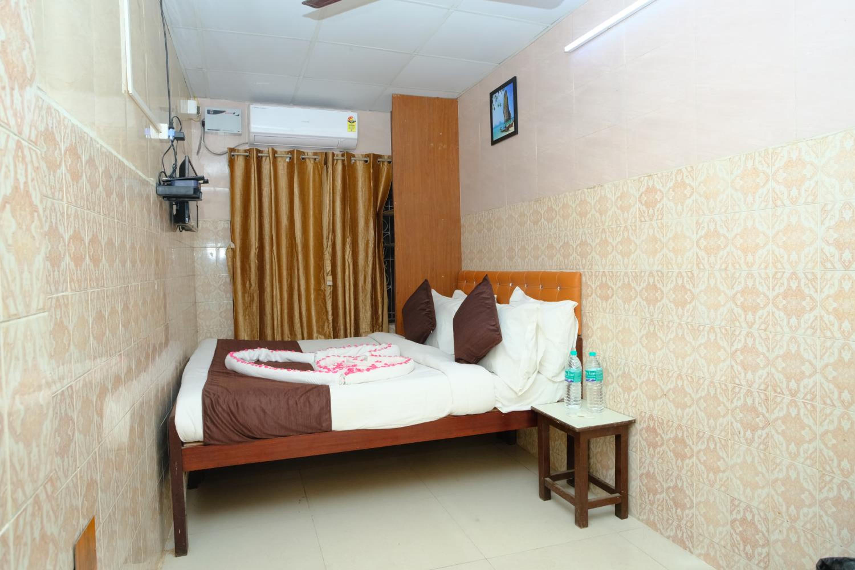Standard Double Room with Fan - Photo 3