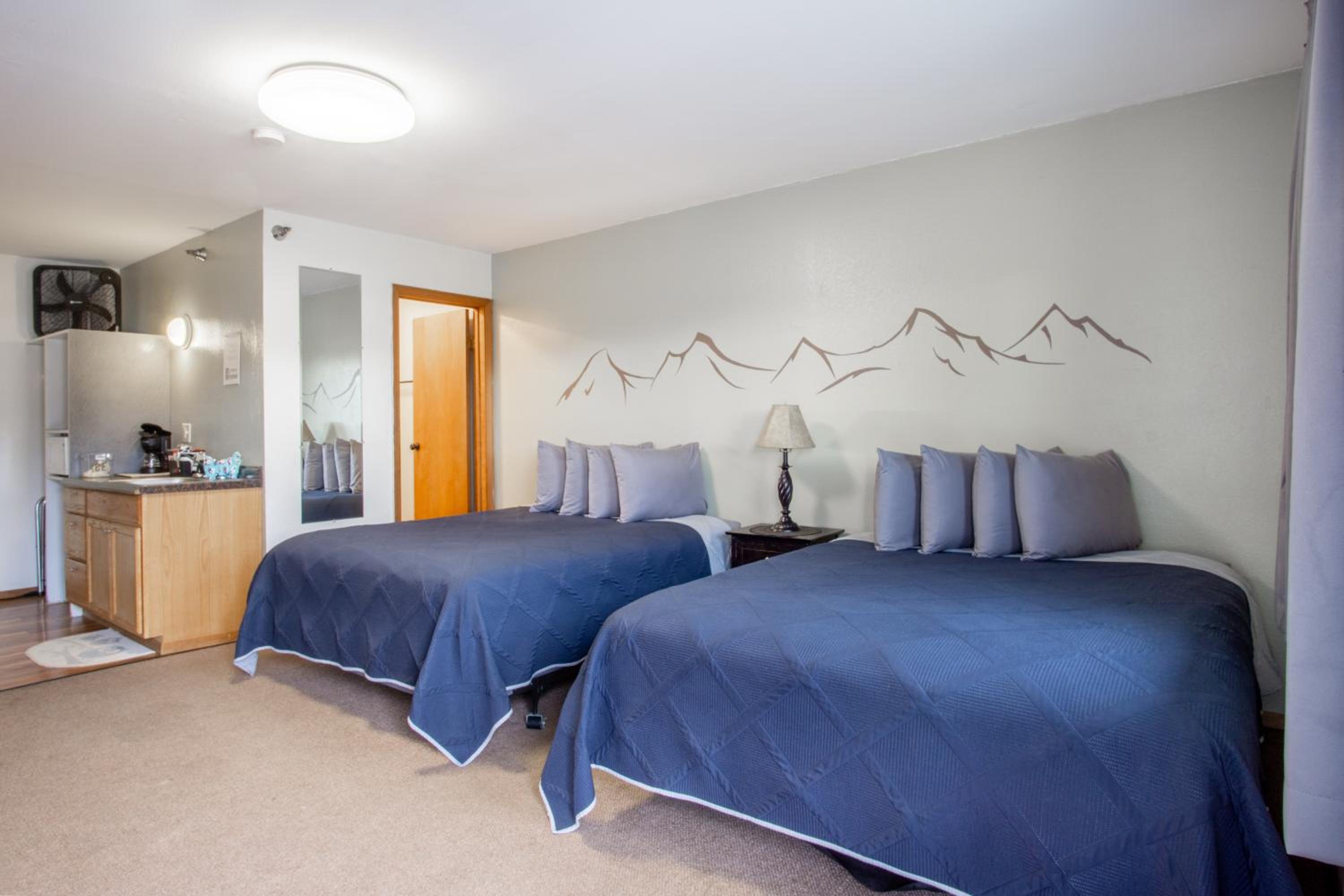 Queen Room with Two Queen Beds photo 1