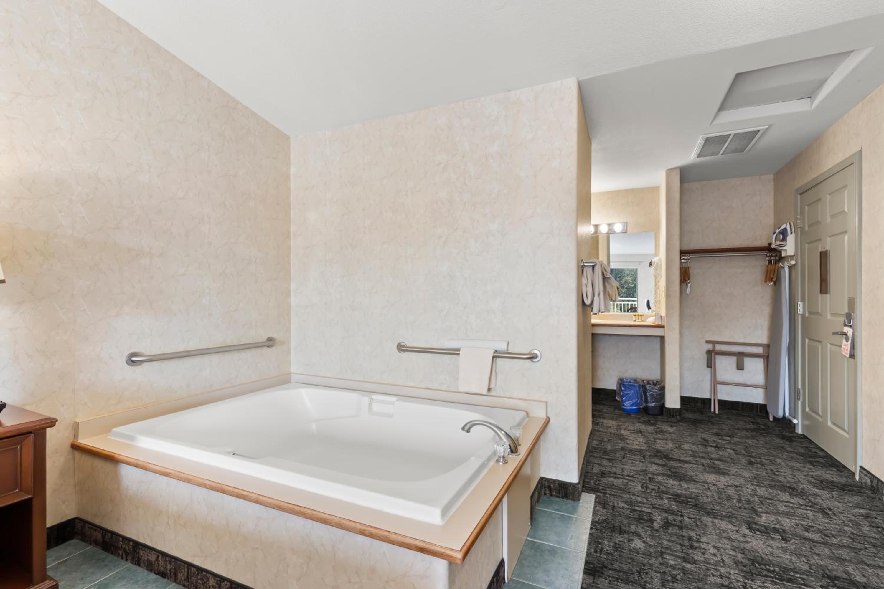 1 King Soaking Tub with Balcony Estuary View - Photo 7