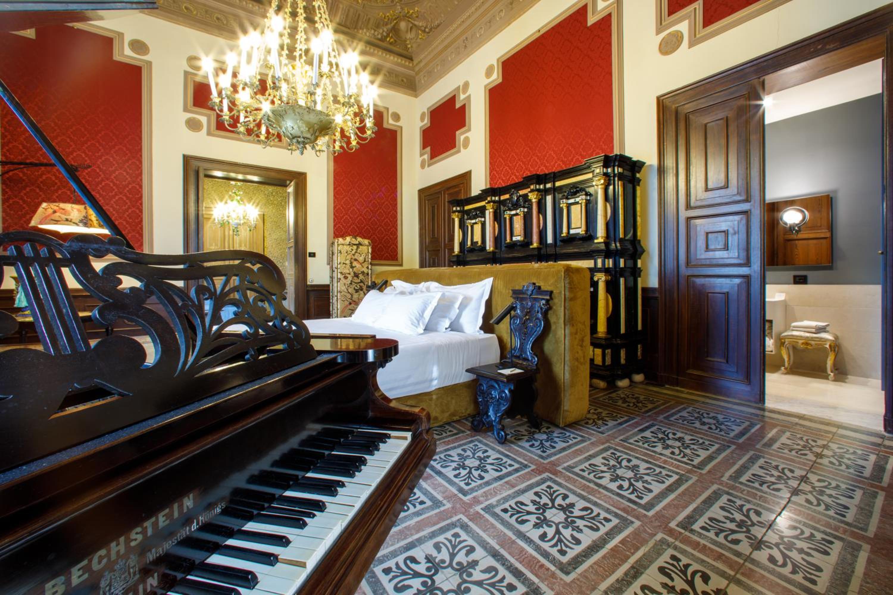 Suite - Photo 16