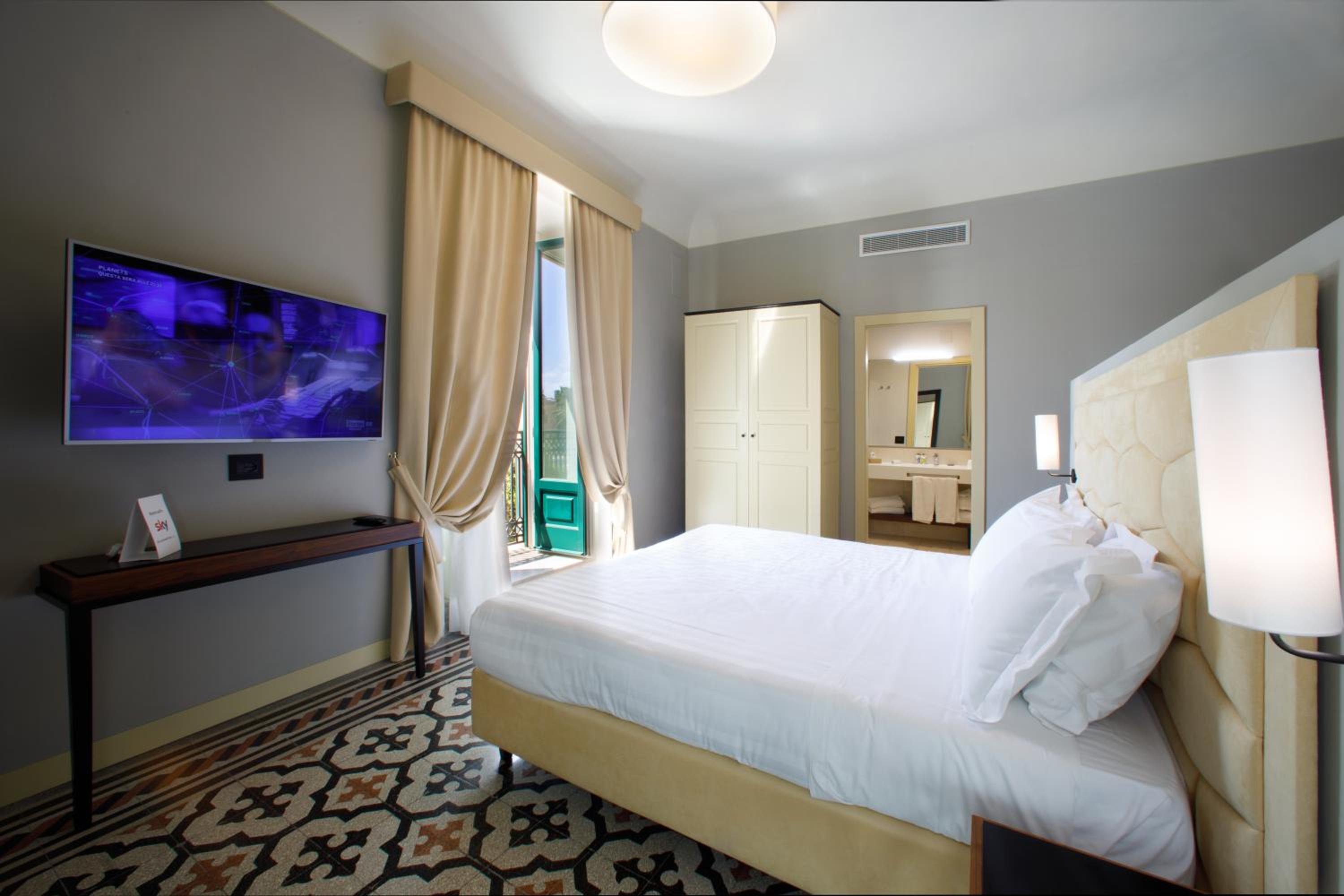 Deluxe Room - Photo 8