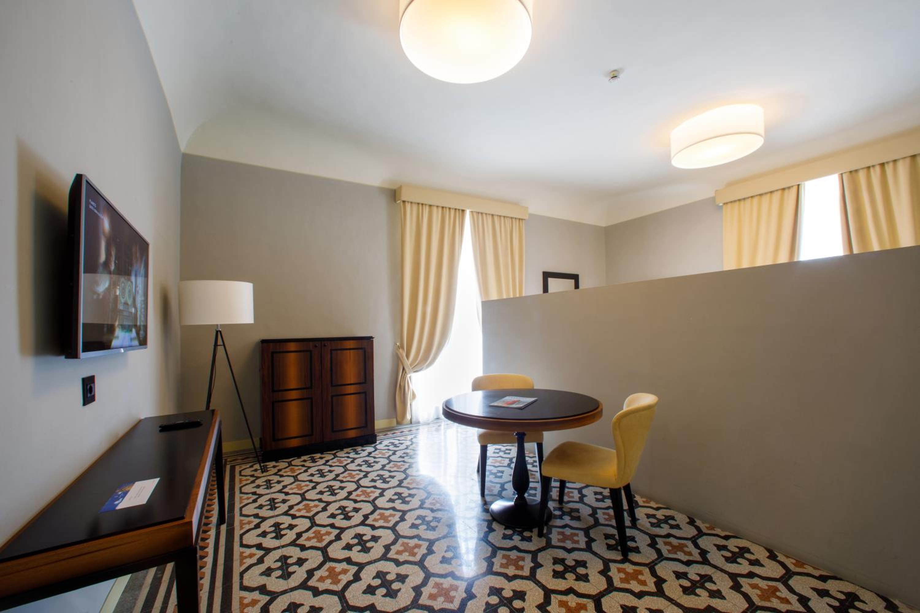 Deluxe Room - Photo 9