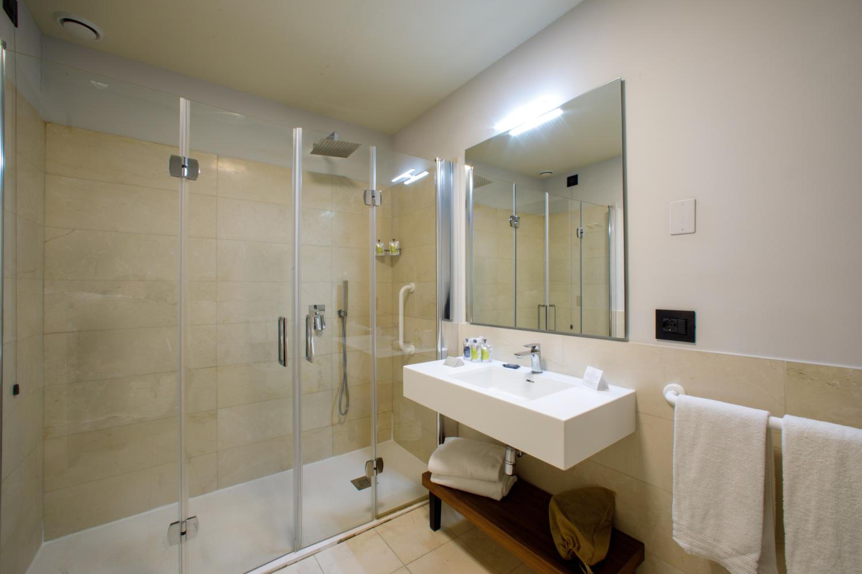Standard Double or Twin Room - Photo 8