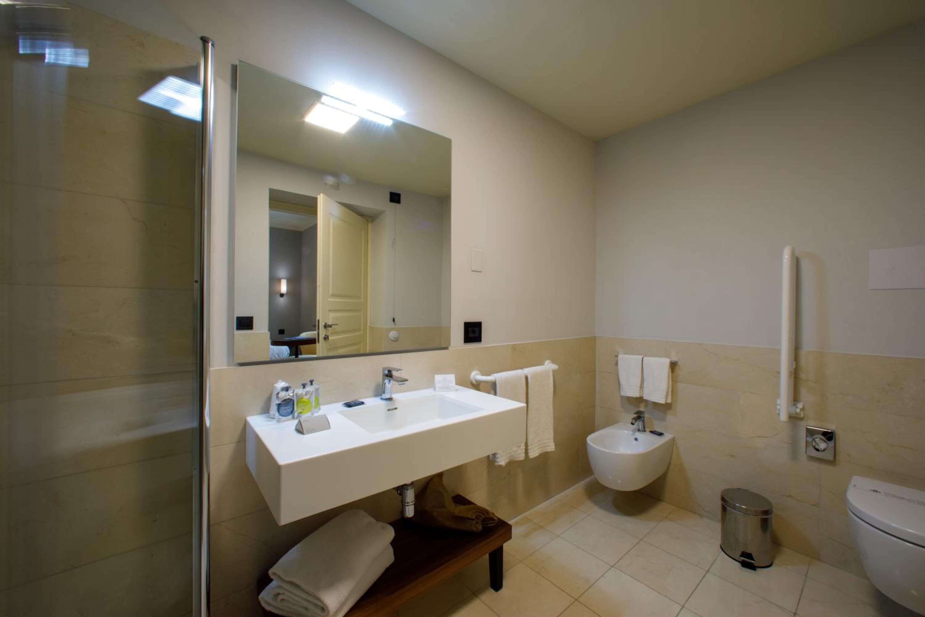 Standard Double or Twin Room - Photo 9