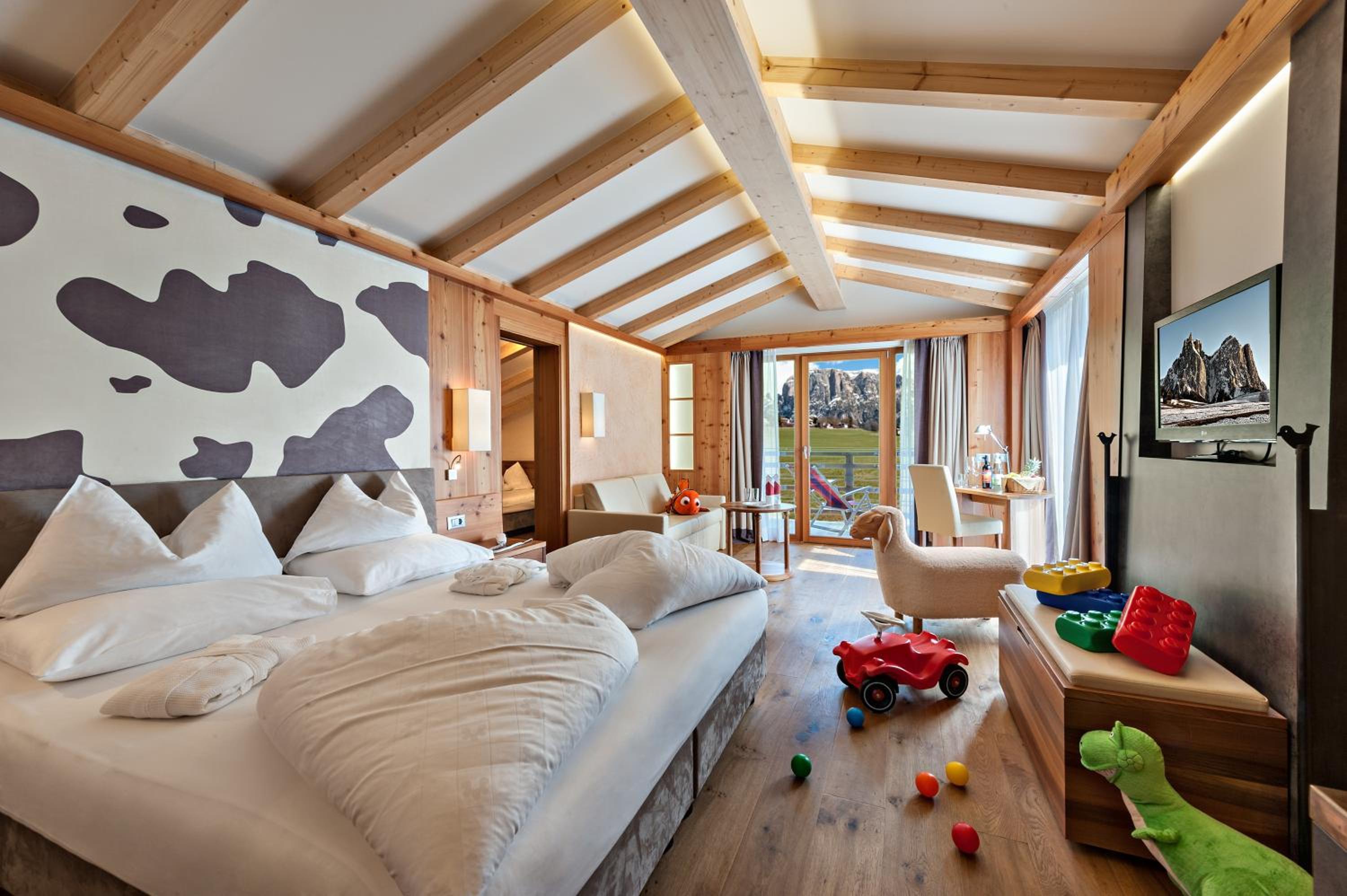 Two-Bedroom Suite with Balcony and Valley View - Photo 3