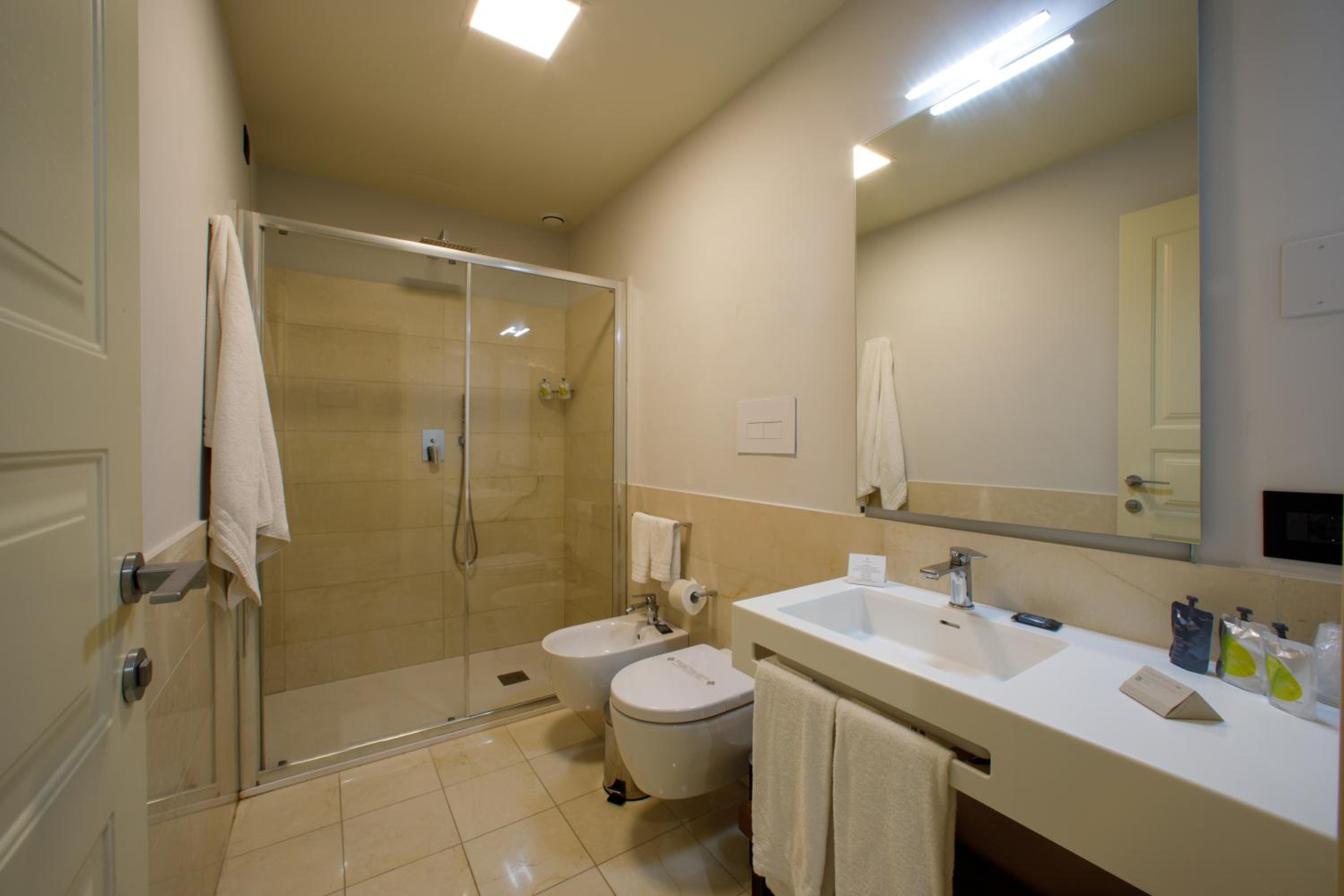 Standard Double or Twin Room - Photo 10