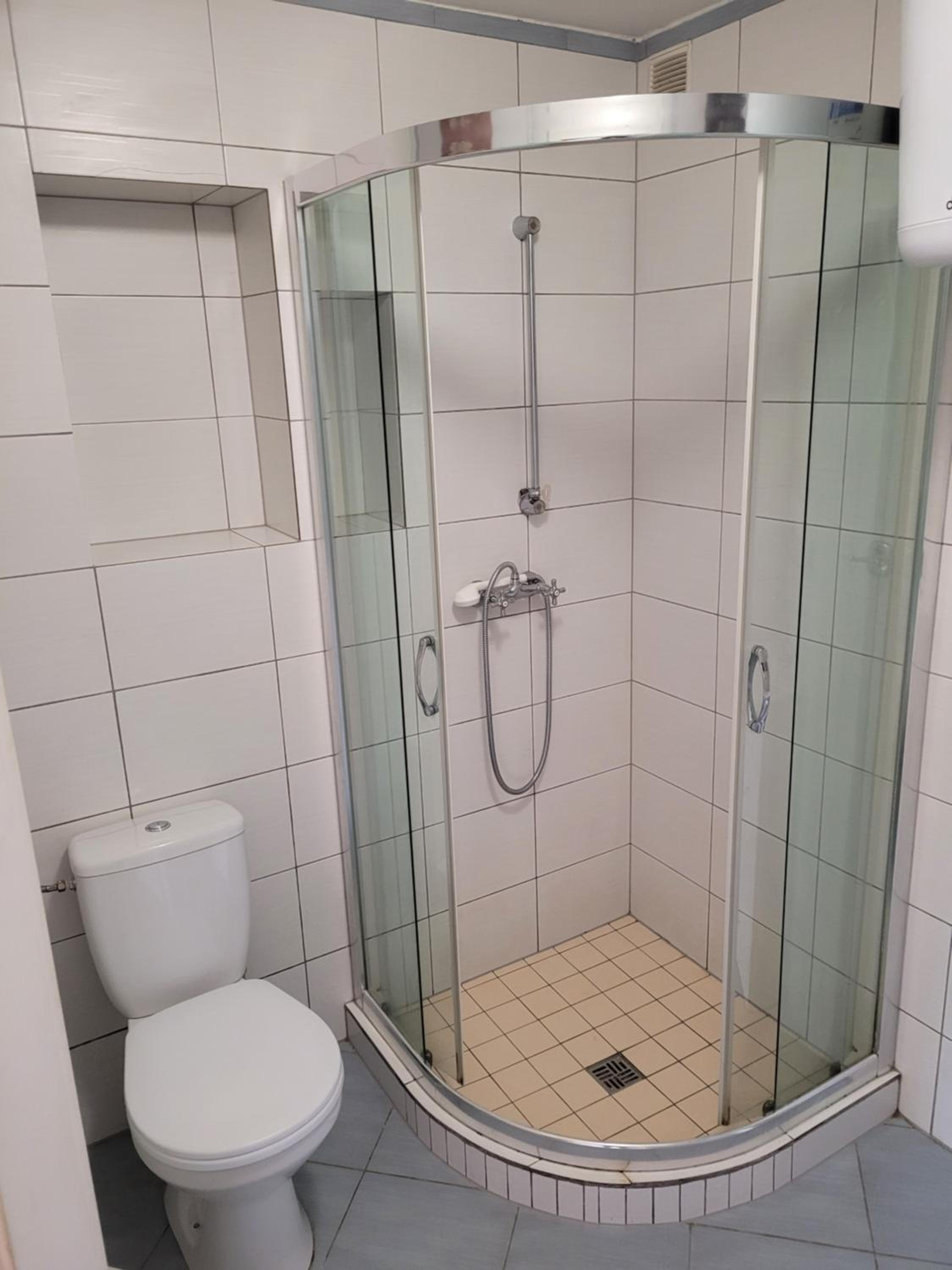 Double Room with Private Bathroom - Photo 4