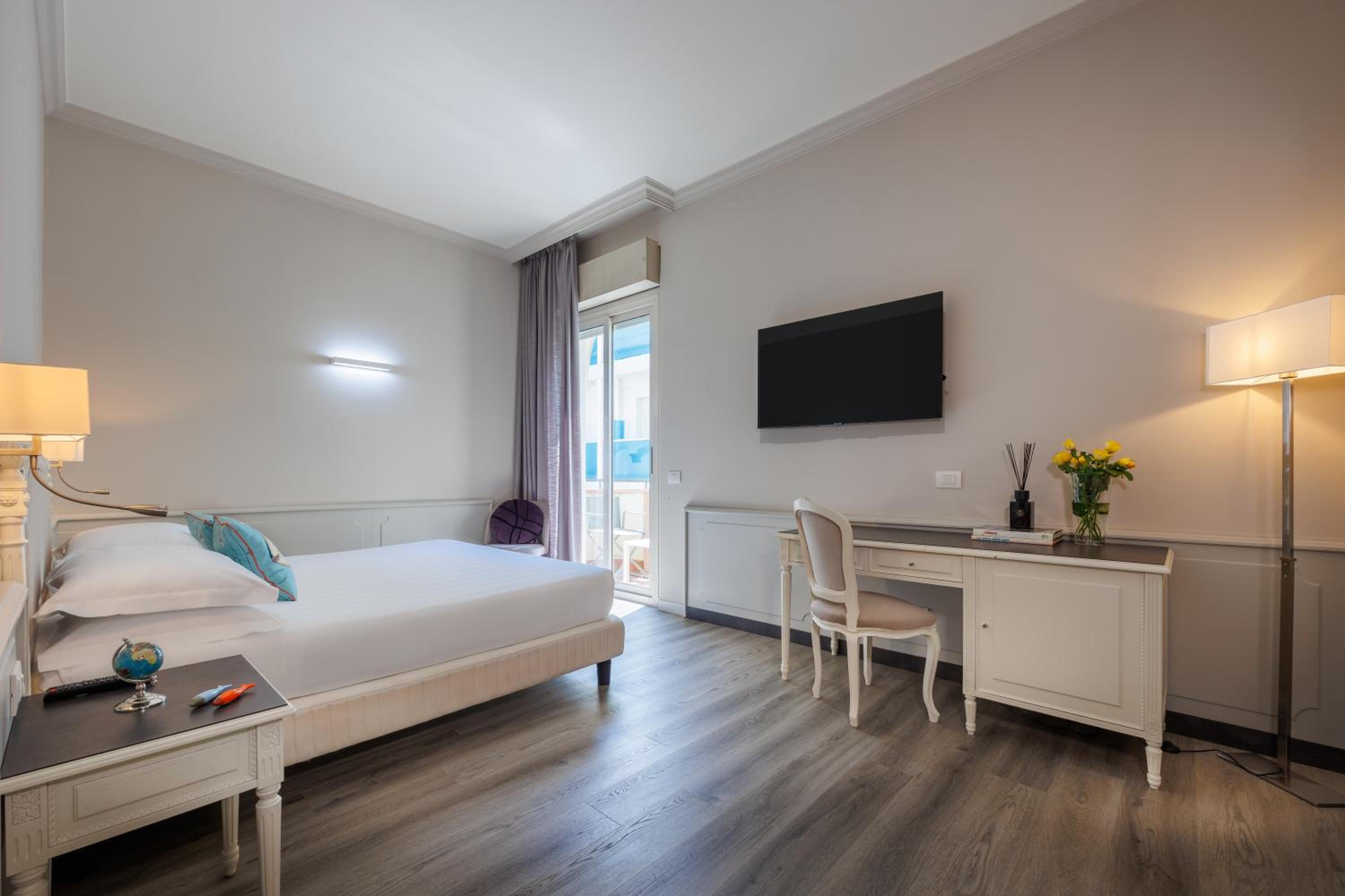 Deluxe Double or Twin Room with Side Sea View photo 2