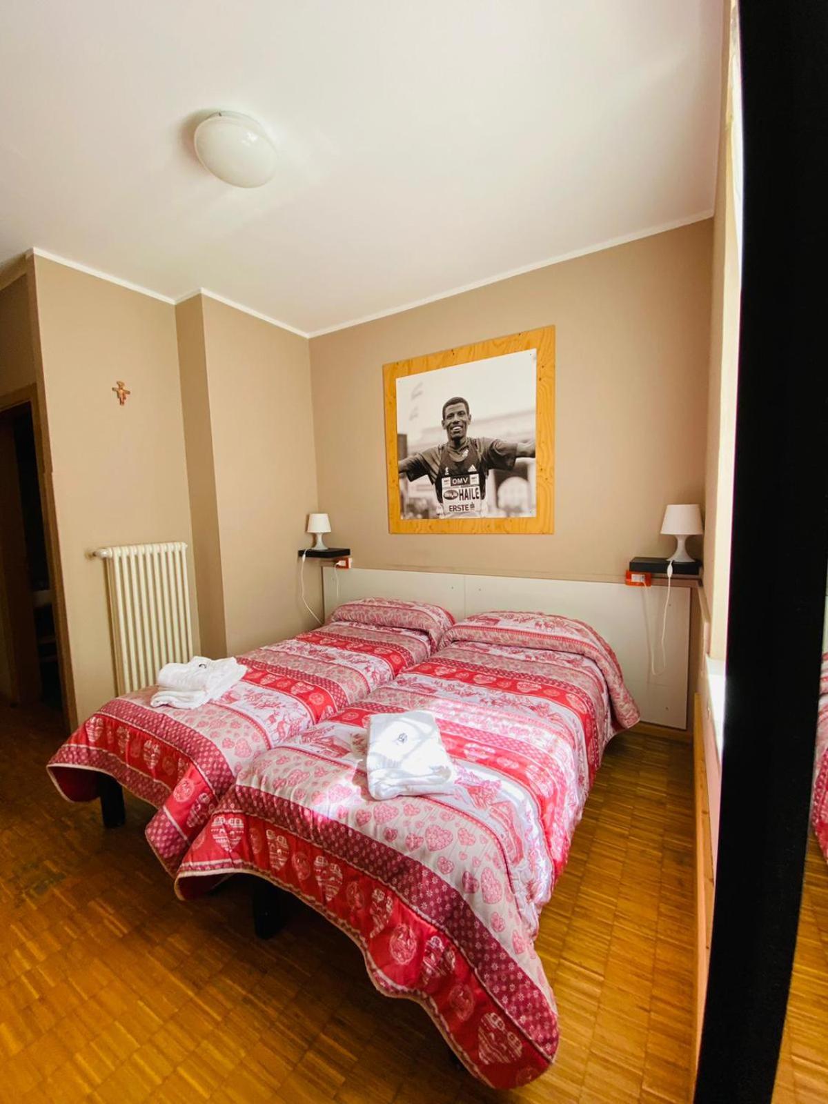 Standard Twin Room - Photo 3