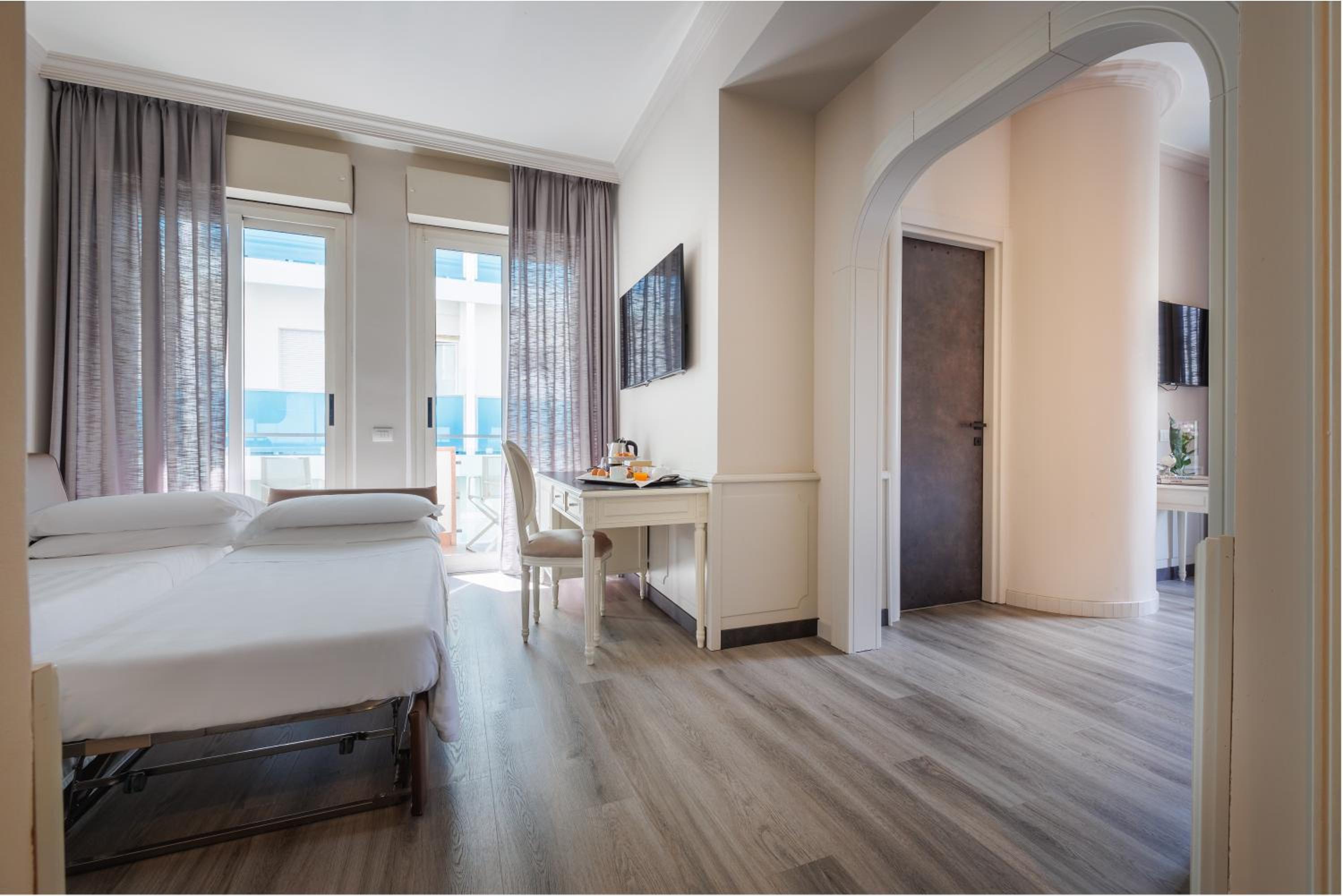 Junior Suite with Terrace - Photo 12