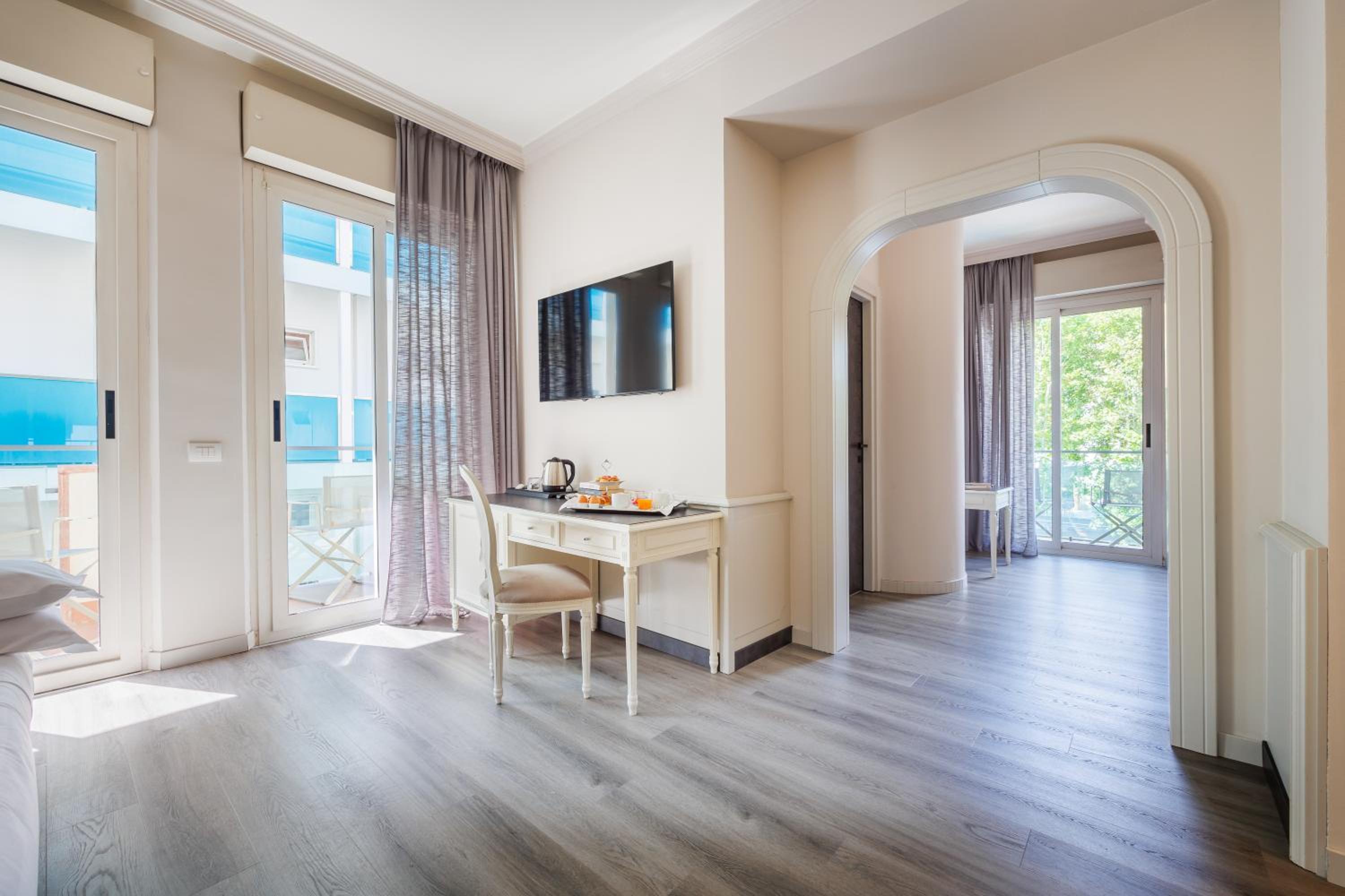Junior Suite with Terrace - Photo 11