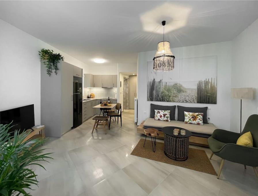 One-Bedroom Apartment with Balcony and Mountain View   photo 1
