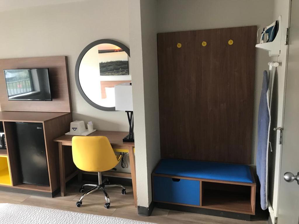 Double Room with Tub with Grab Bars - Mobility Accessible/ Pet-Friendly/Smoking - Photo 1