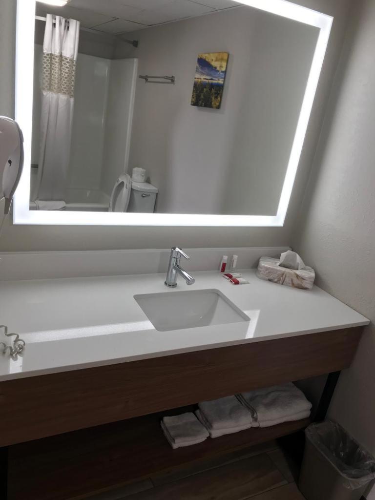 Double Room with Tub with Grab Bars - Mobility Accessible/ Pet-Friendly/Smoking - Photo 4
