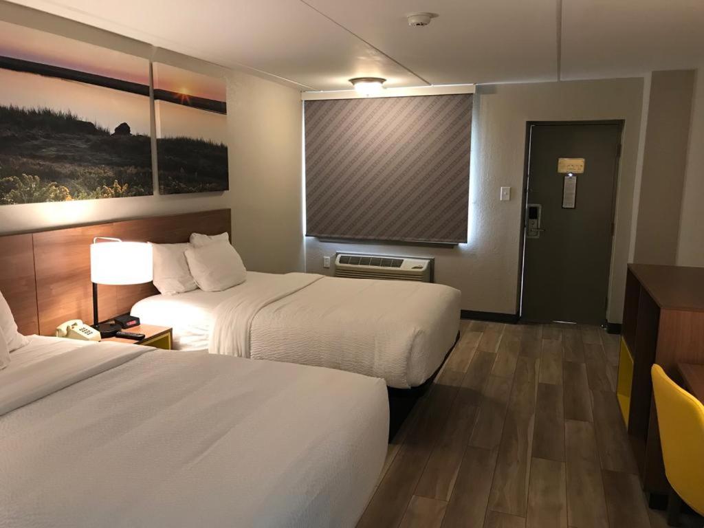 Deluxe Double Room with Two Double Beds - Smoking - Photo 7