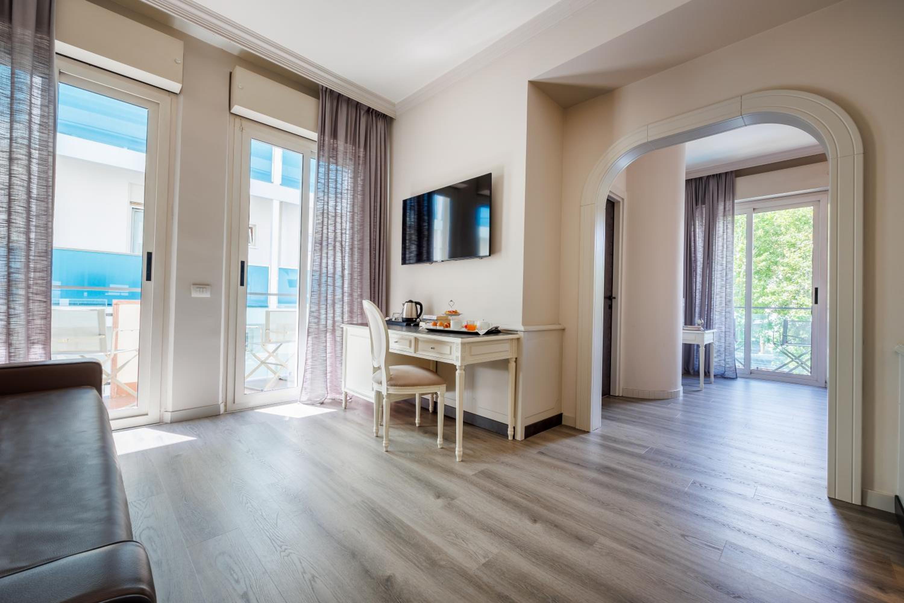 Junior Suite with Terrace - Photo 21