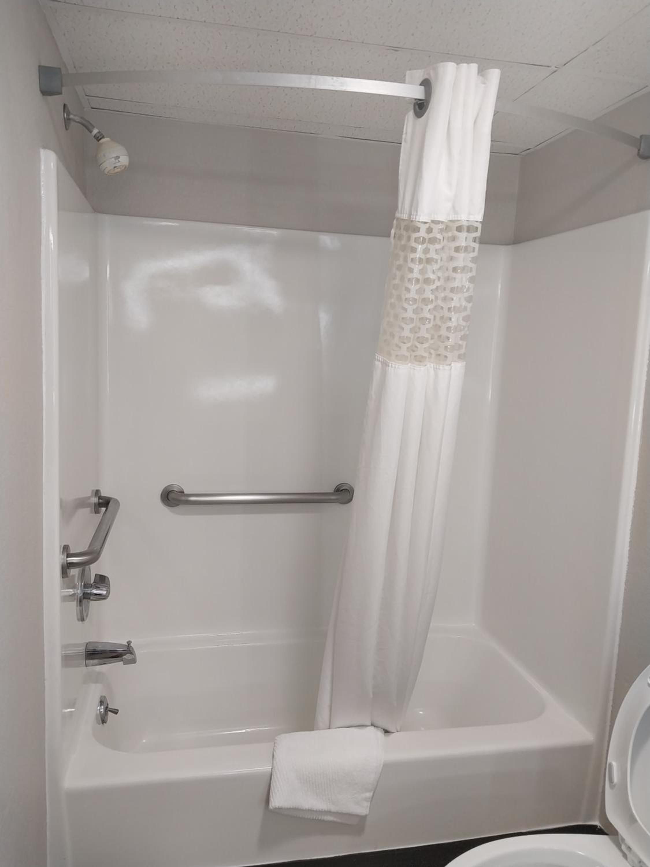 Double Room with Tub with Grab Bars - Mobility Accessible/ Pet-Friendly/Smoking - Photo 5