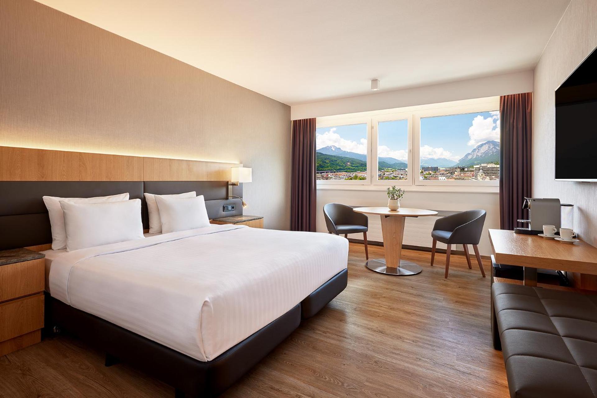 Standard Guest Room with King Bed and Mountain View - Photo 2