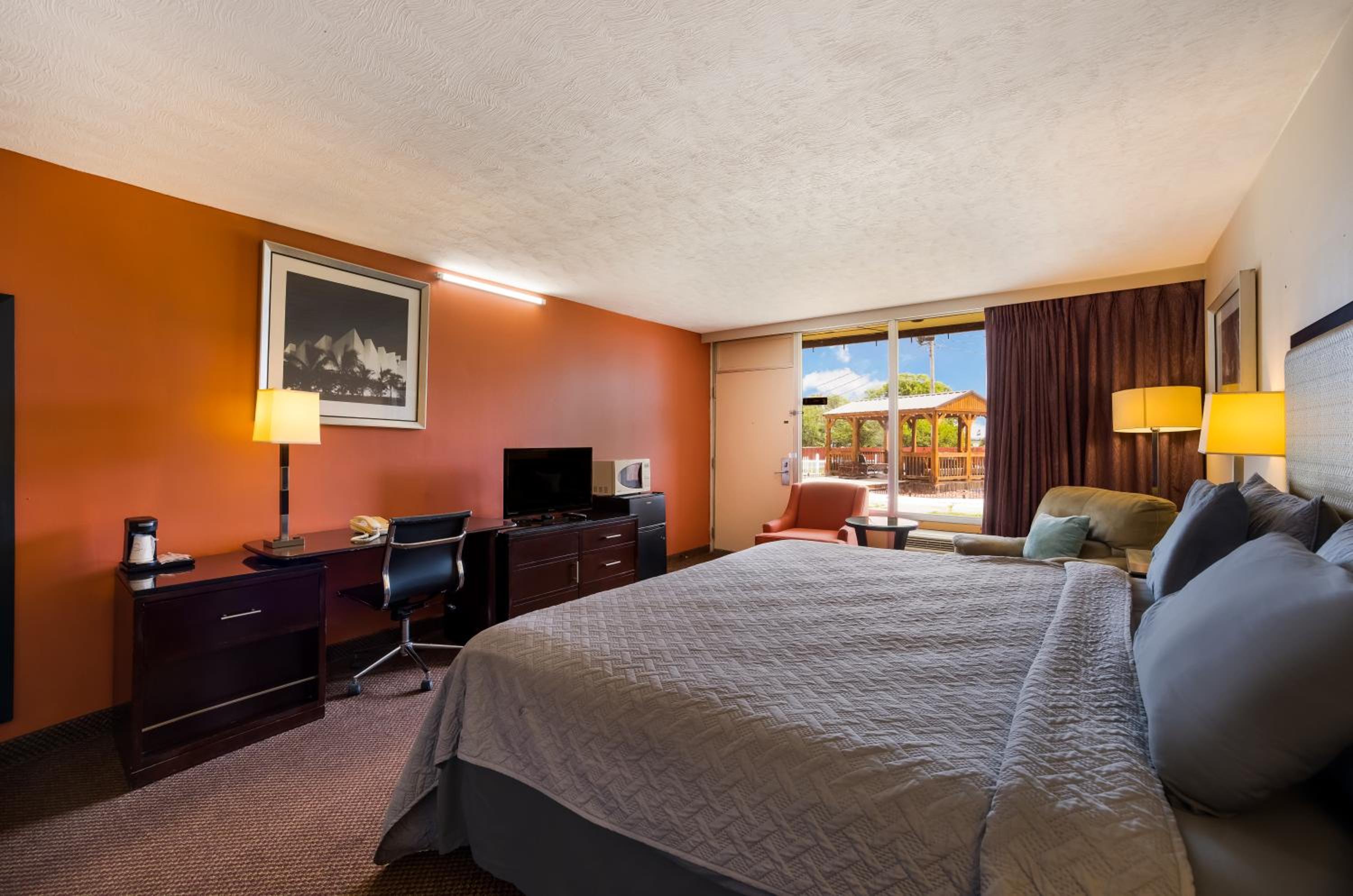King Room - Non-Smoking - Photo 8