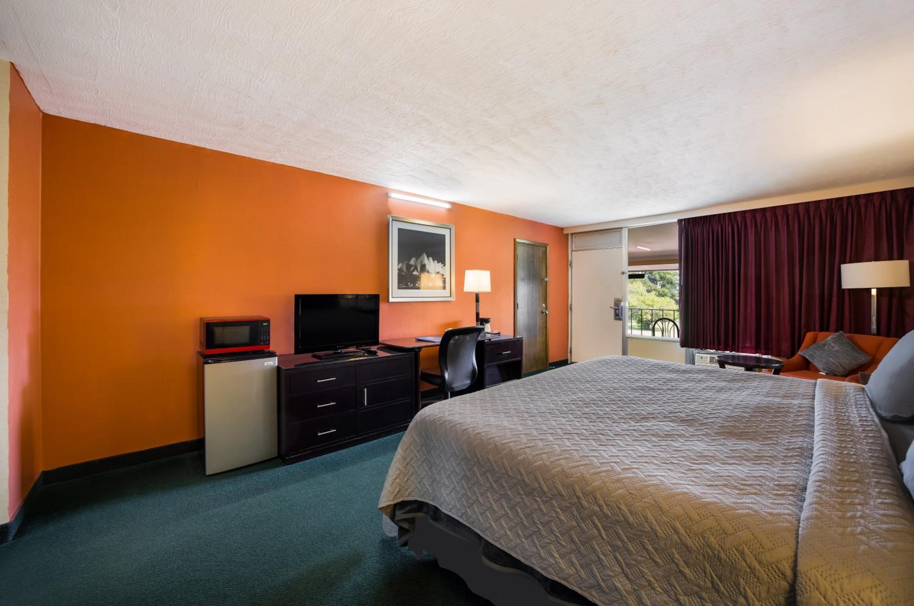 King Room - Non-Smoking - Photo 10
