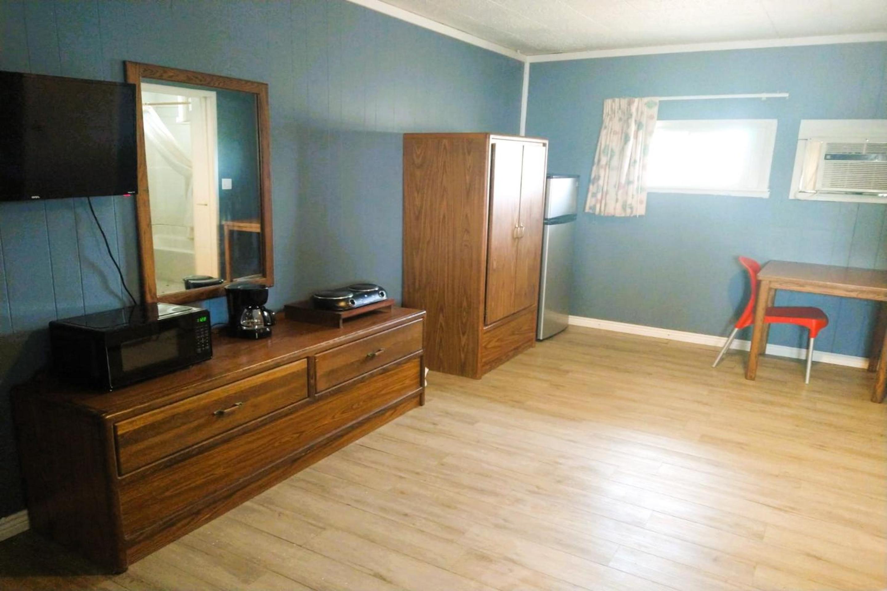 Queen Bed with Kitchenette Non-Smoking	 photo 2