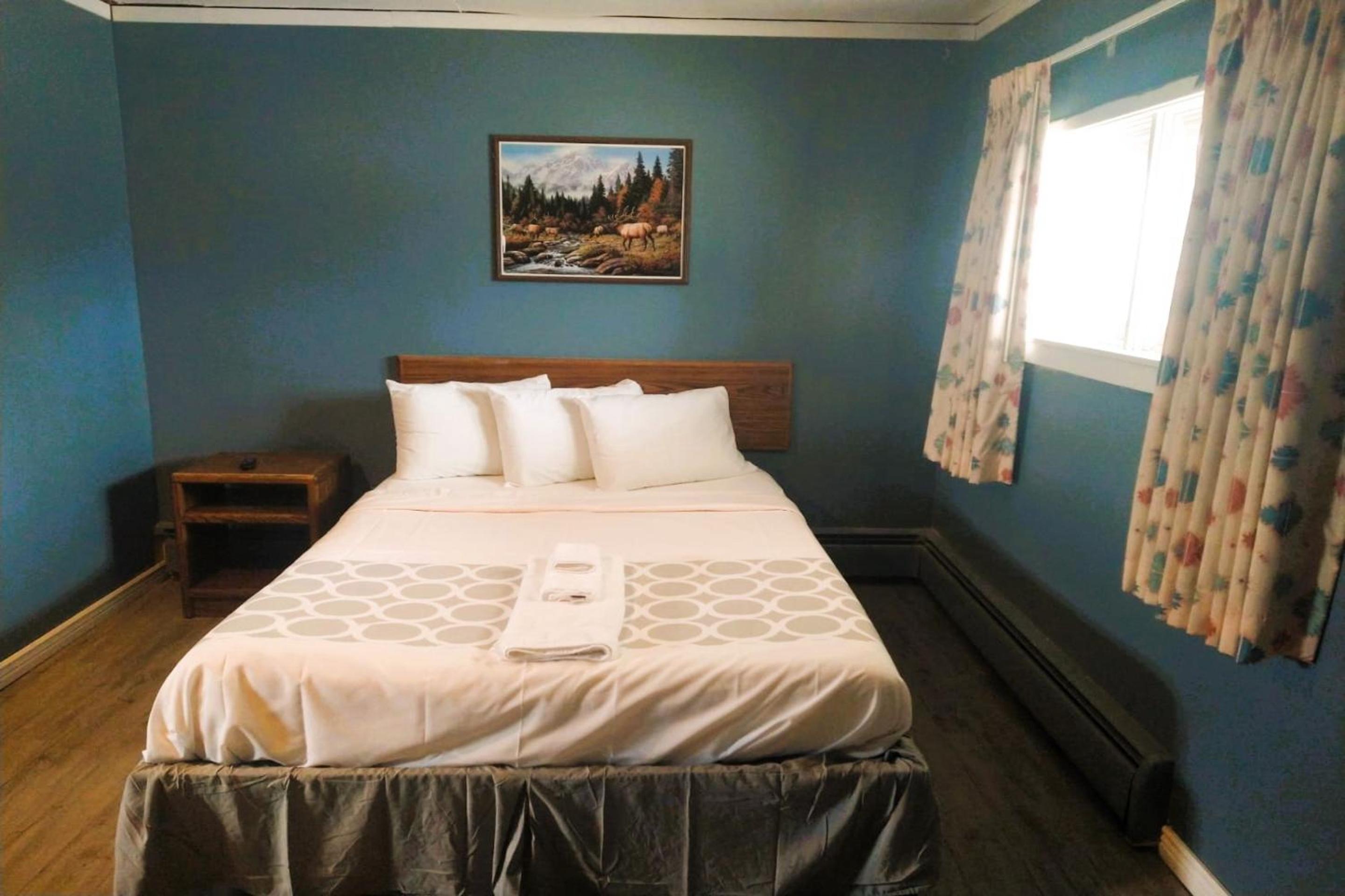 Queen Bed with Kitchenette Non-Smoking	 photo 1