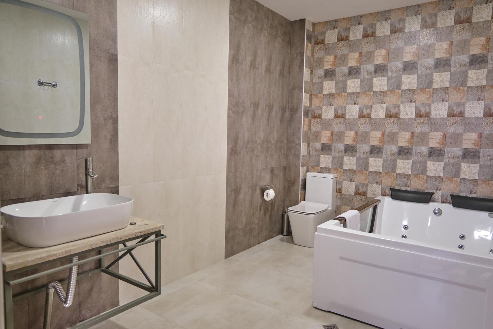 Deluxe Suite with Spa Bath photo 2