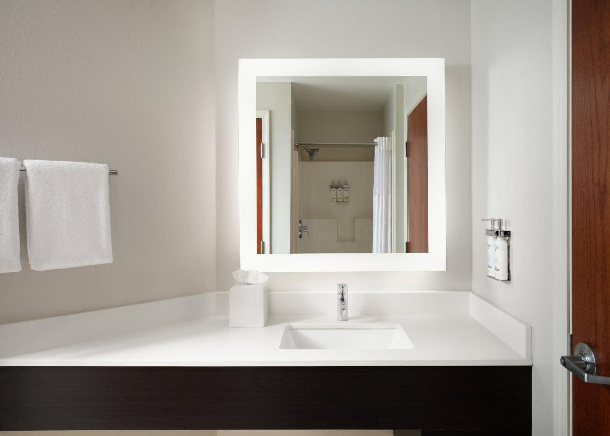 One-Bedroom King Suite with Spa Bath - Photo 6