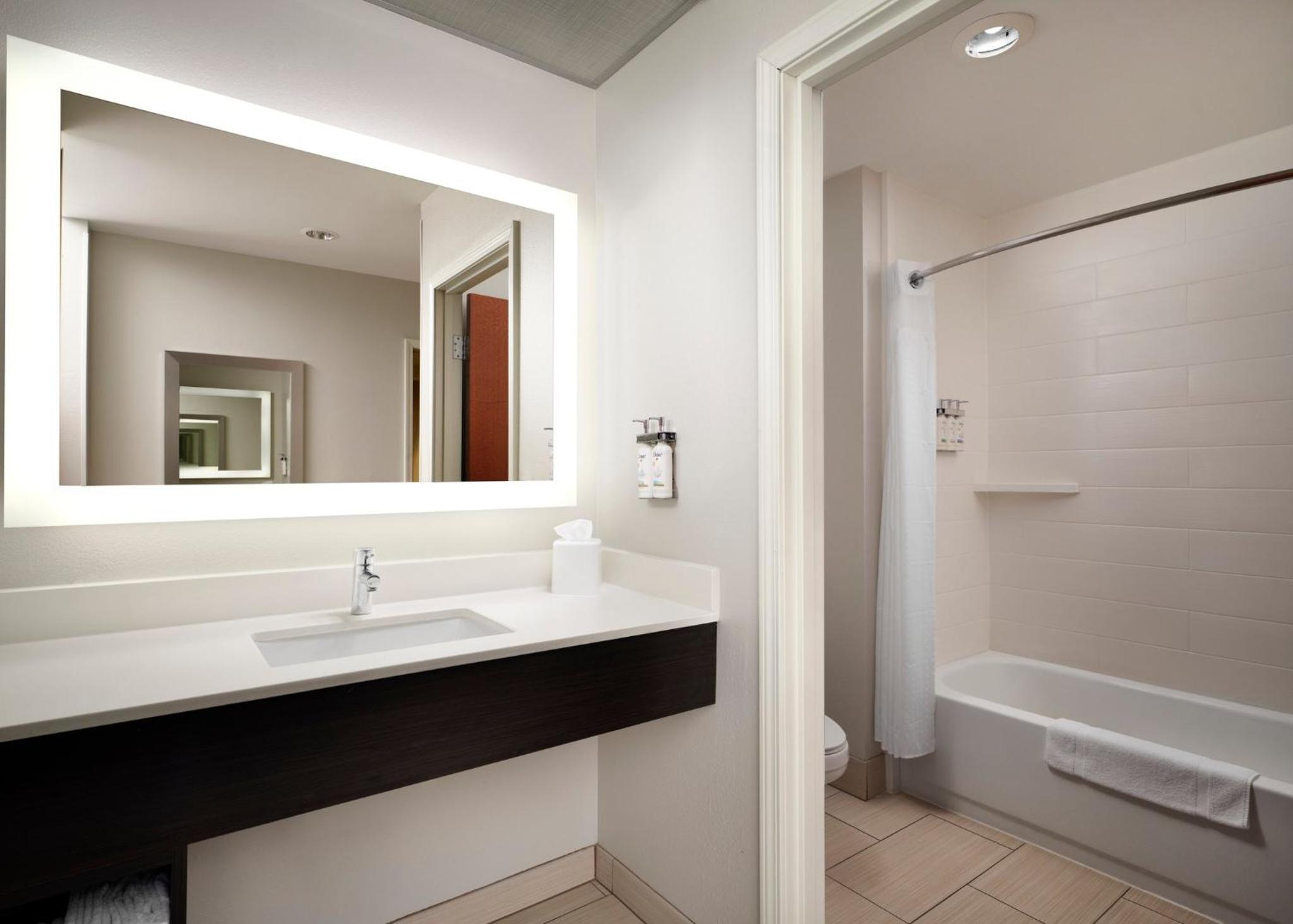 Standard King Room with Extra Space - Photo 3