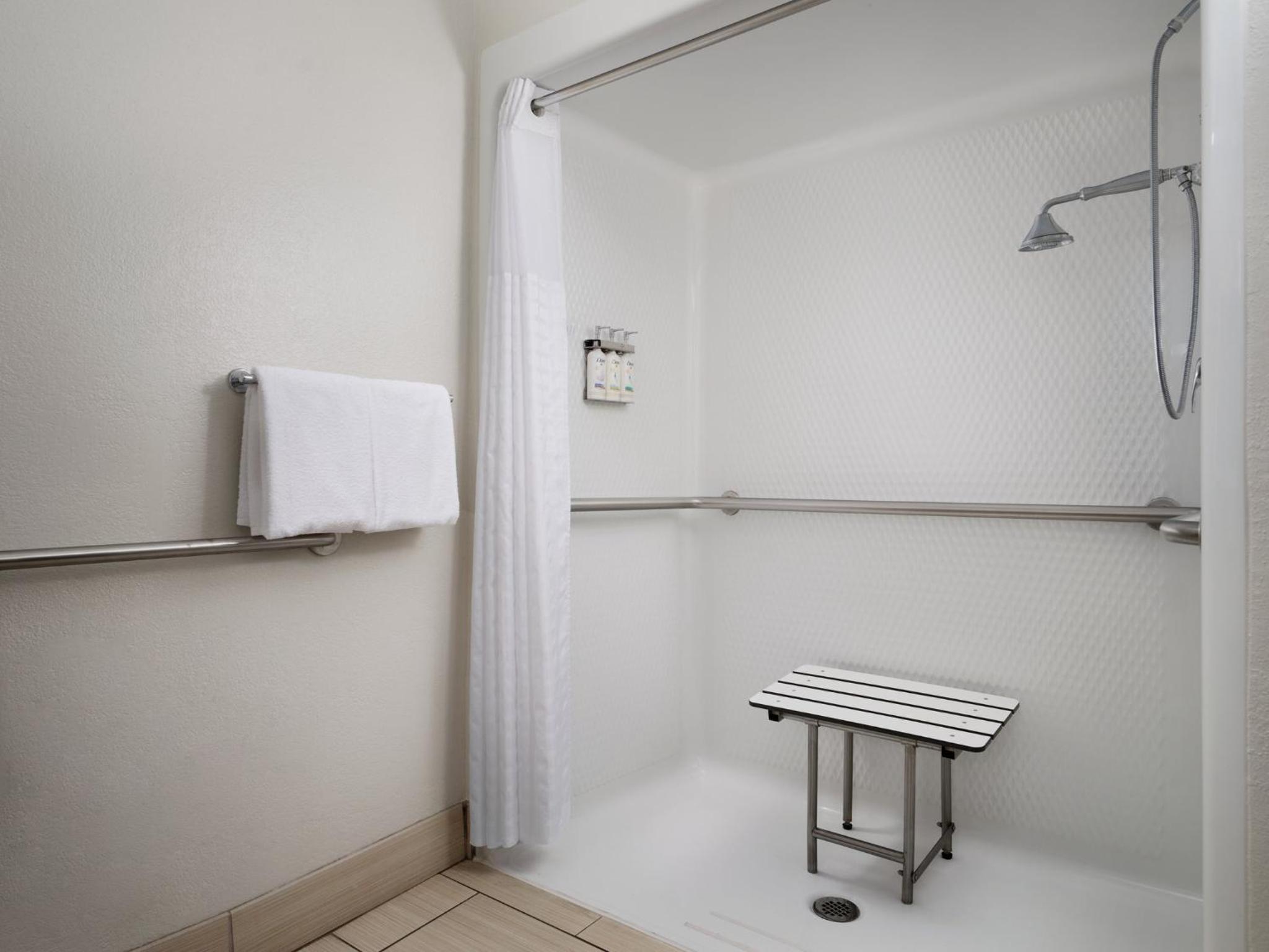 Queen Room with Two Queen Beds and Shower - Hearing Accessible/Non-Smoking - Photo 5