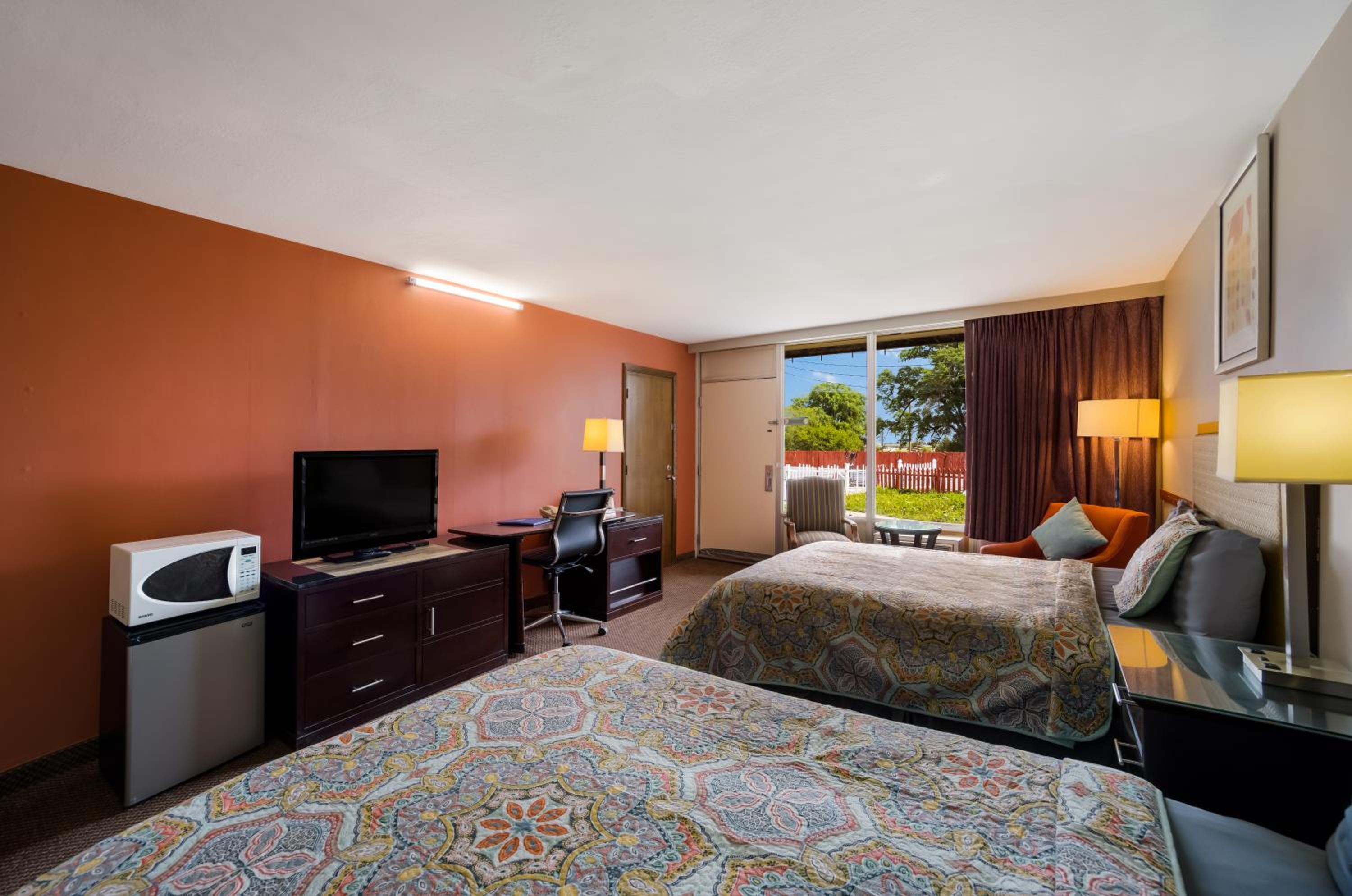 Queen Room With Two Queen Beds - Non-Smoking - Photo 6