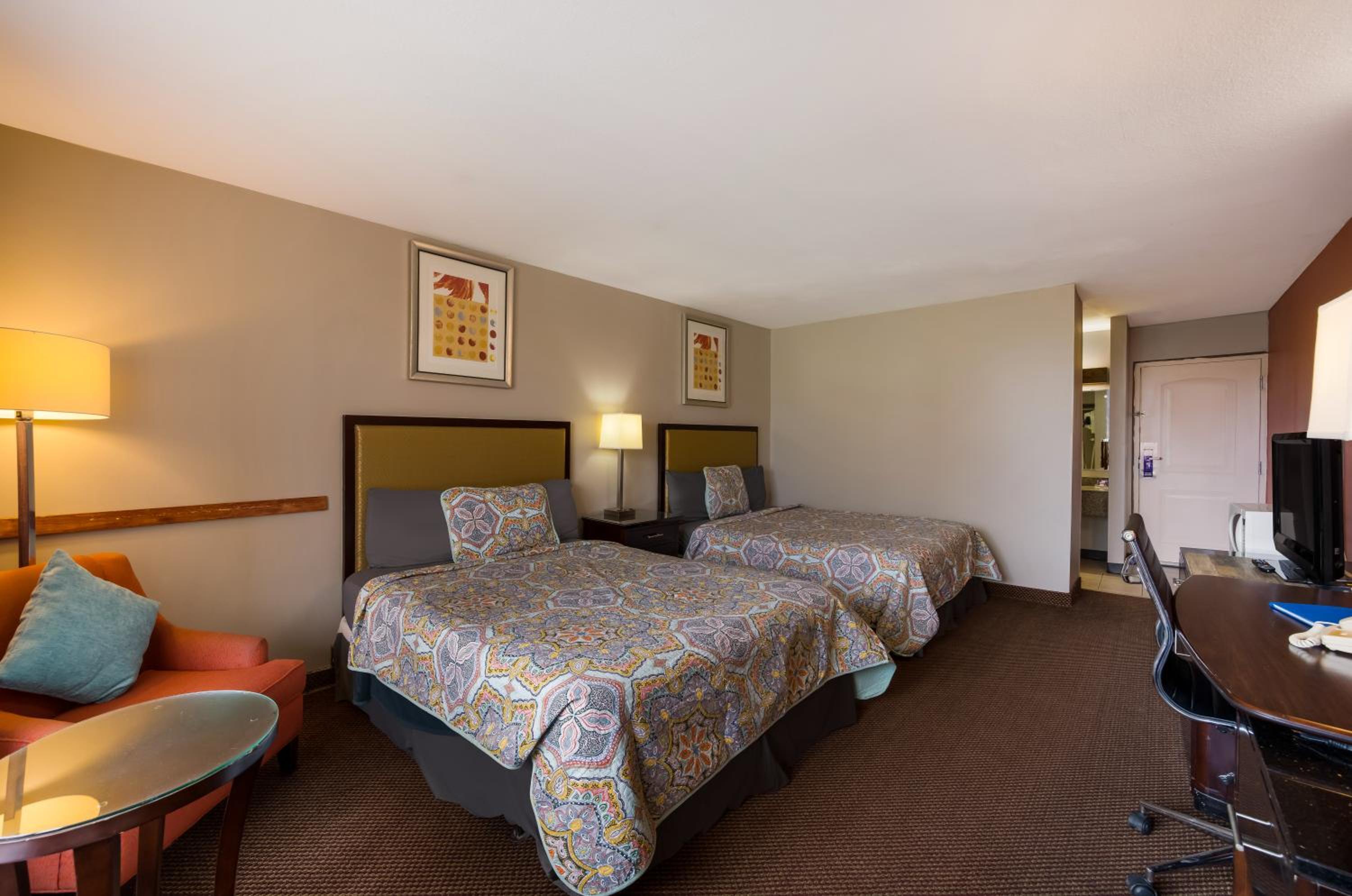 Queen Room With Two Queen Beds - Non-Smoking - Photo 3