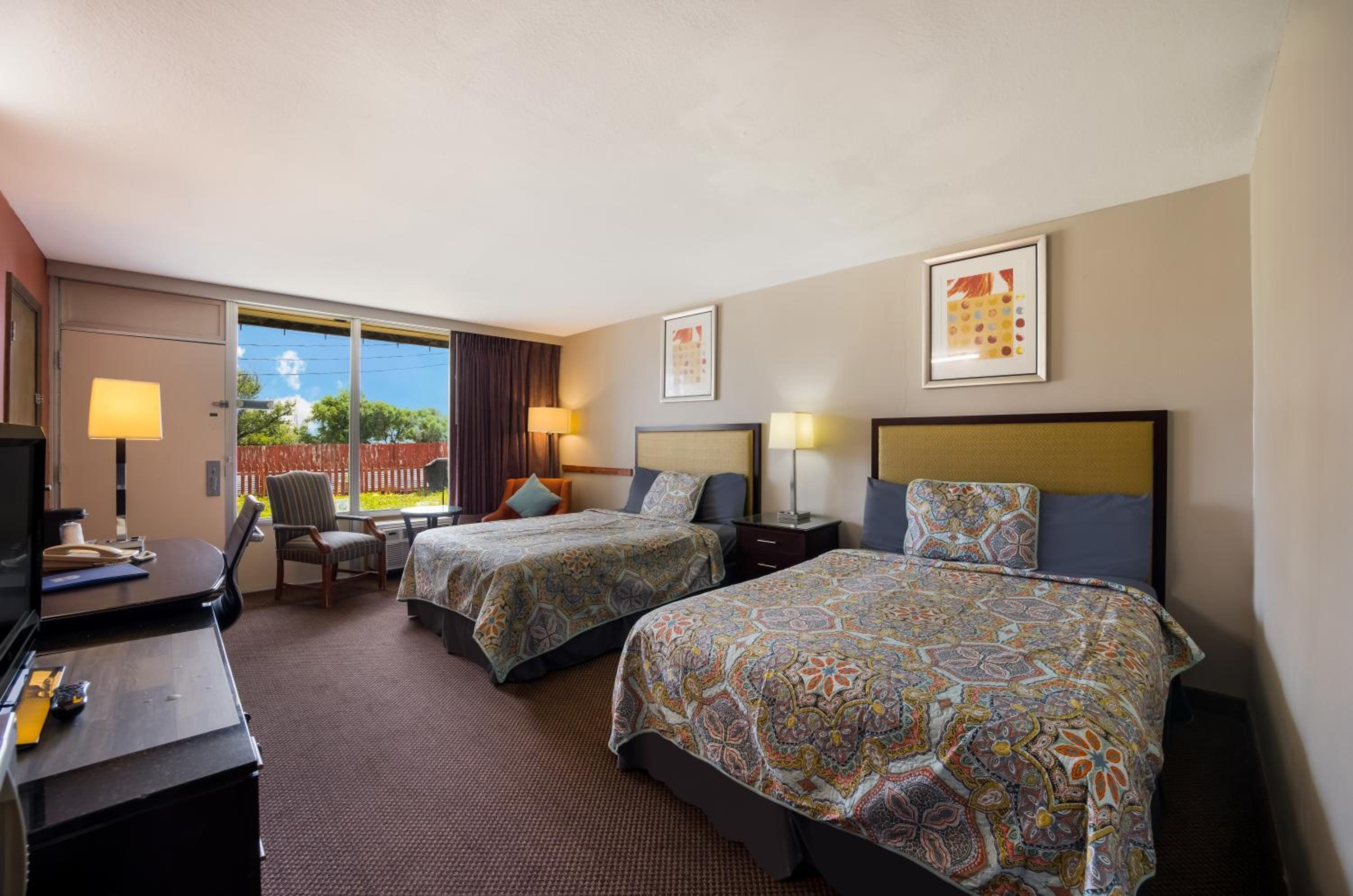 Queen Room With Two Queen Beds - Non-Smoking - Photo 5