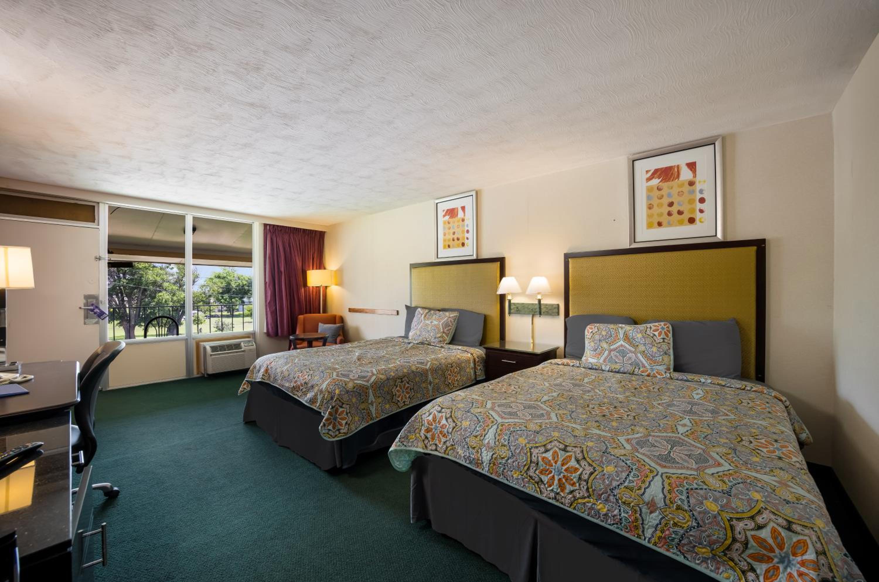 Queen Room With Two Queen Beds - Non-Smoking - Photo 4