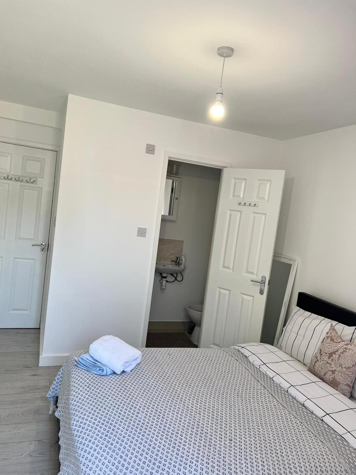 Double Room with Private Bathroom - Photo 4
