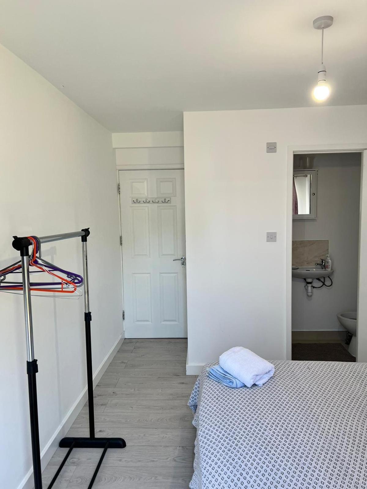 Double Room with Private Bathroom - Photo 5