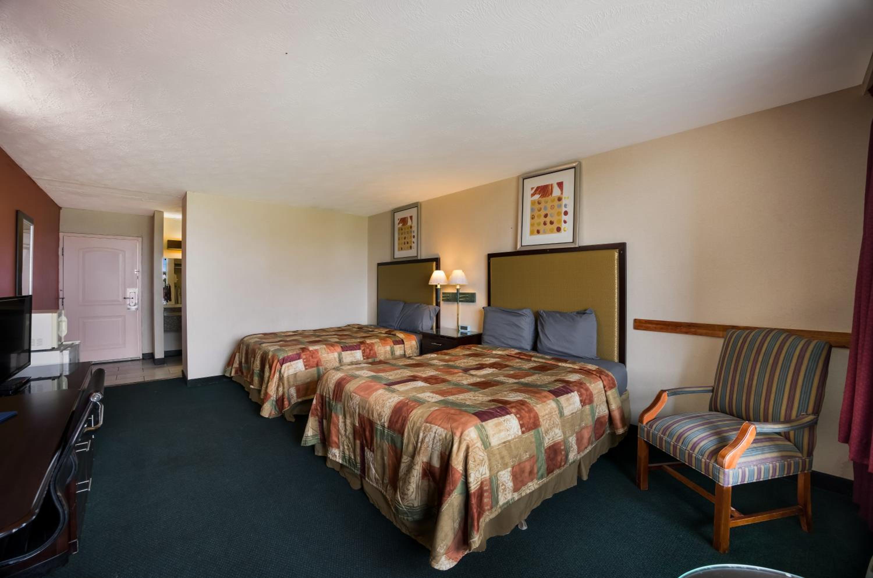 Queen Room With Two Queen Beds - Smoking - Photo 1