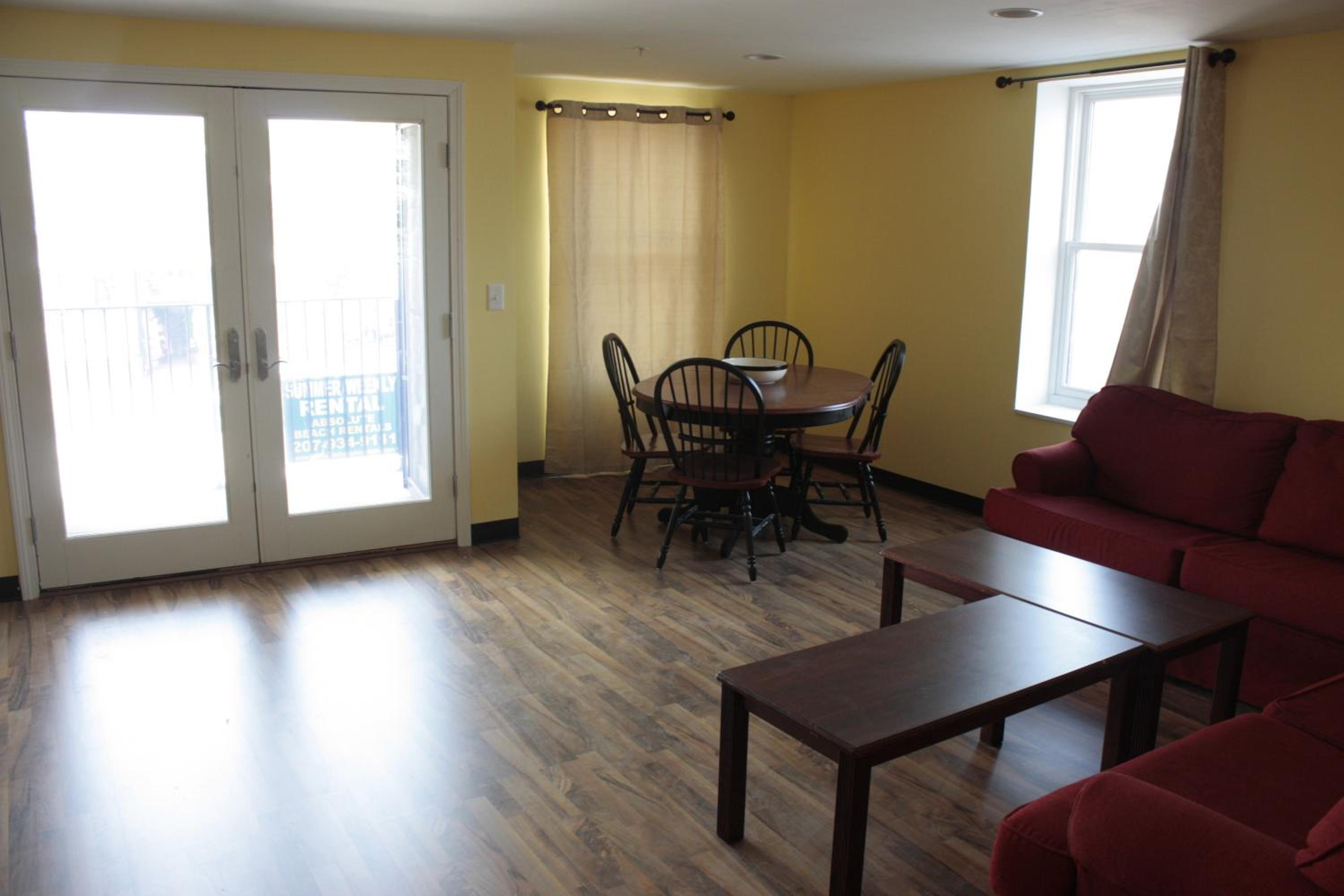 Apartment with Balcony photo 2