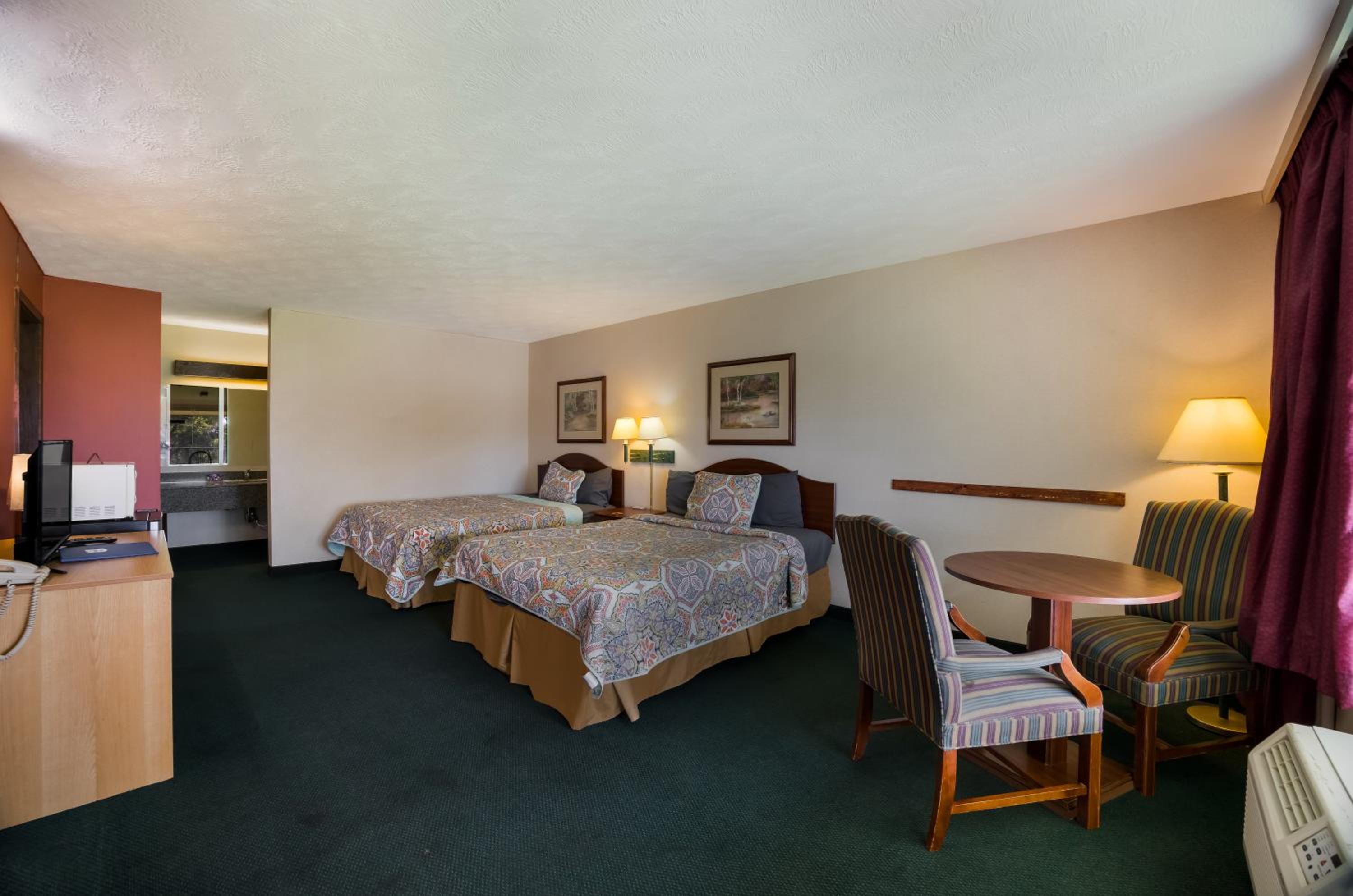 Queen Room With Two Queen Beds - Non-Smoking - Photo 1
