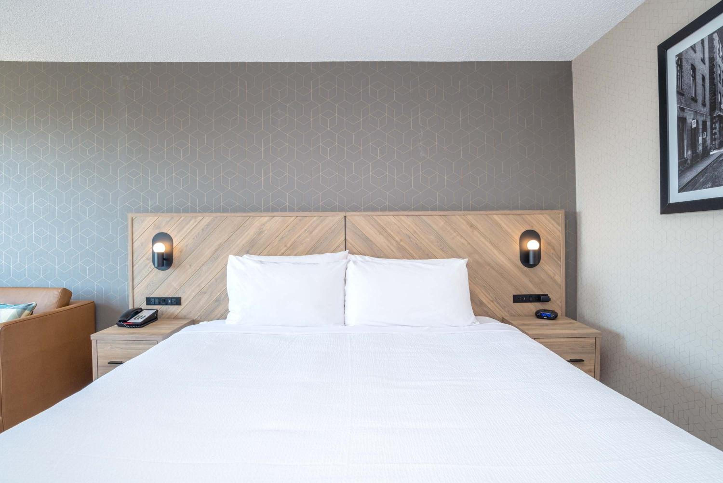 Premium Room, 1 King Bed, Sofa Bed, High Floor - Photo 5