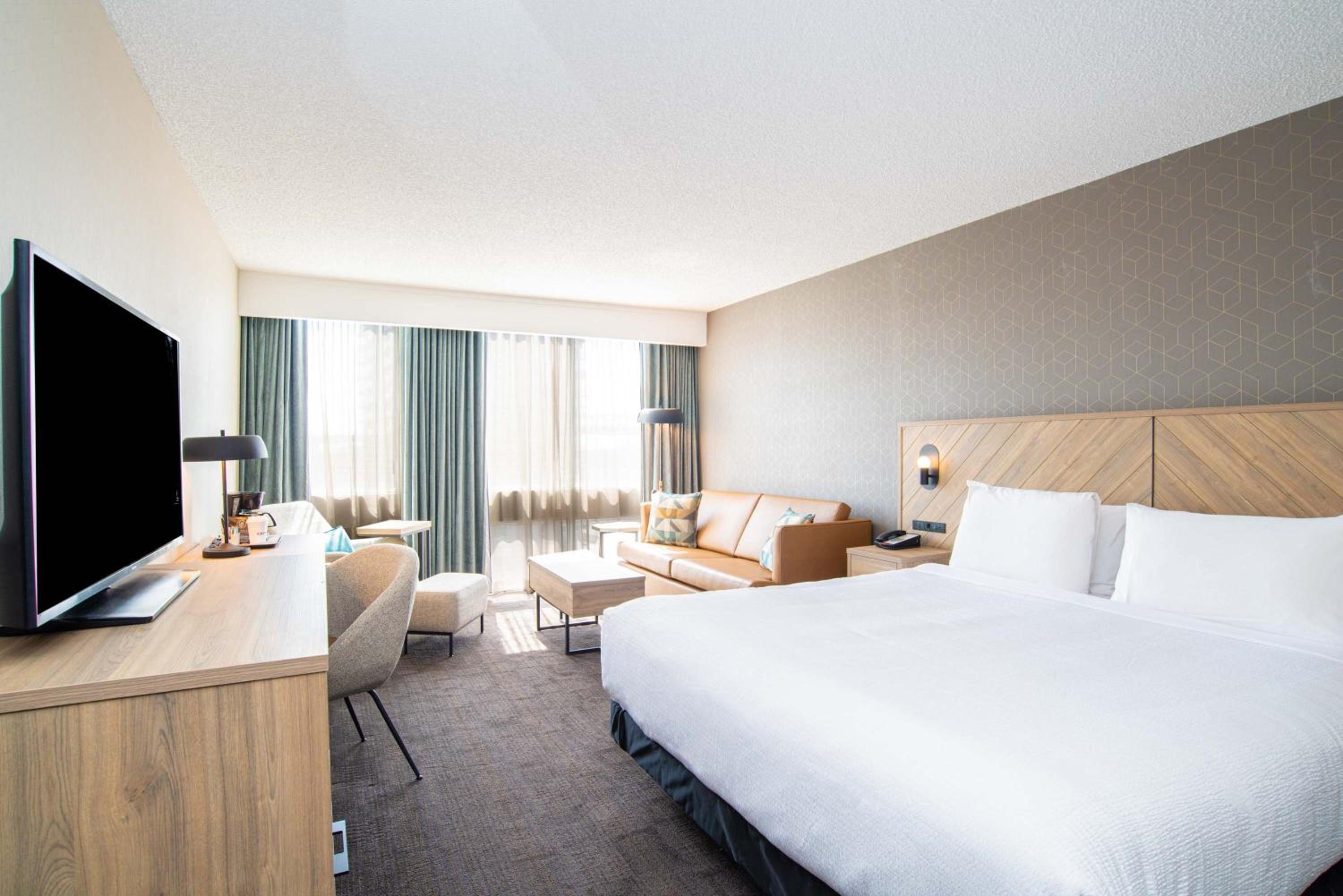Premium Room, 1 King Bed, Sofa Bed, High Floor - Photo 1